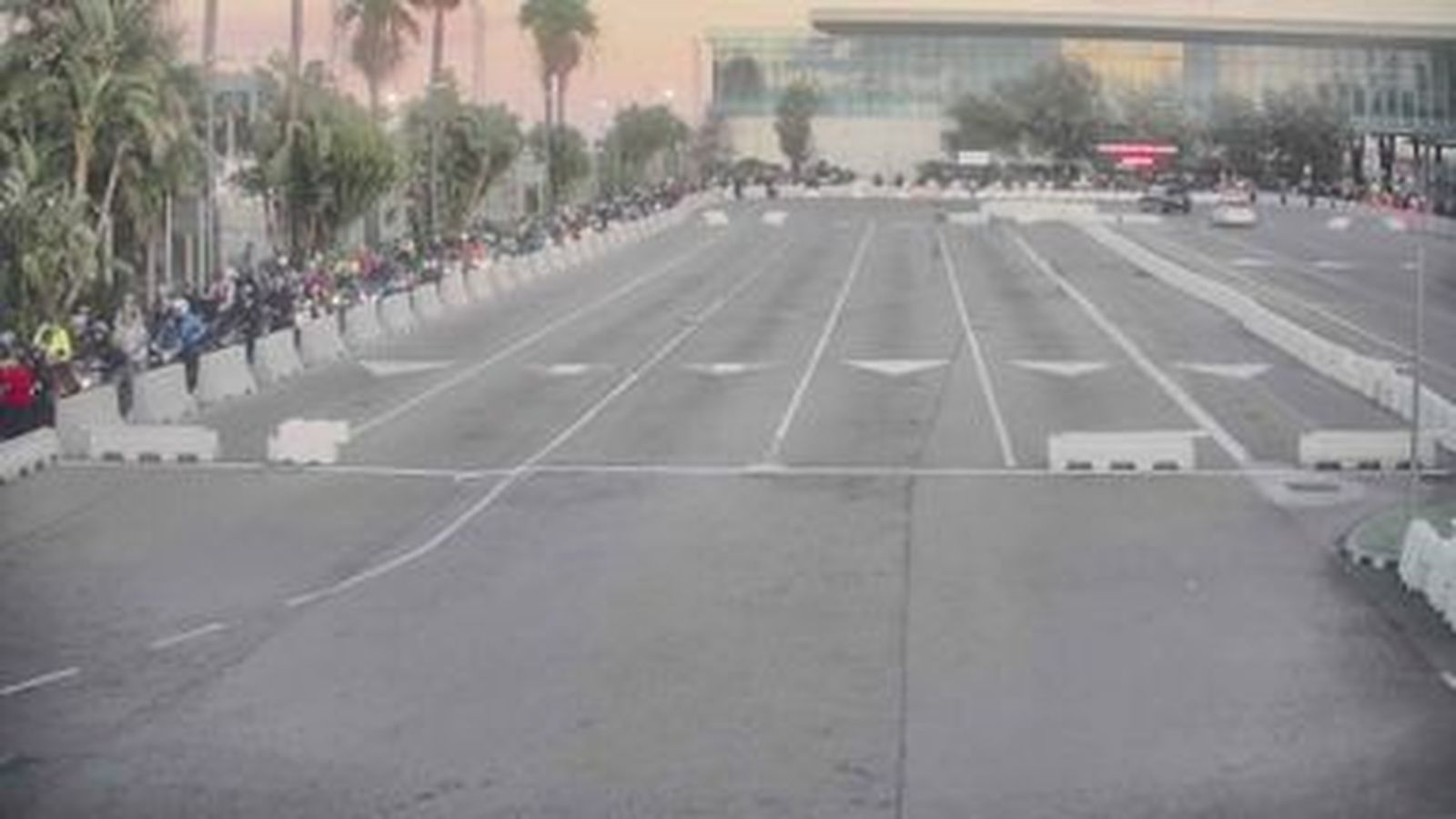 La cola de motos, alrededor del circuito para coches, este martes a las 18:00.