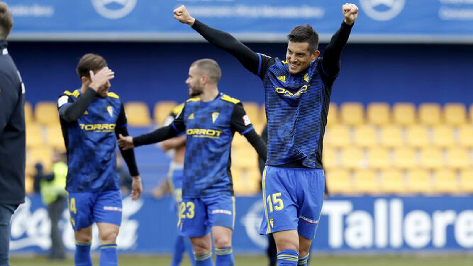 Marcos Mauro (d) festeja la victoria conseguida por el Cádiz en Alcorcón.