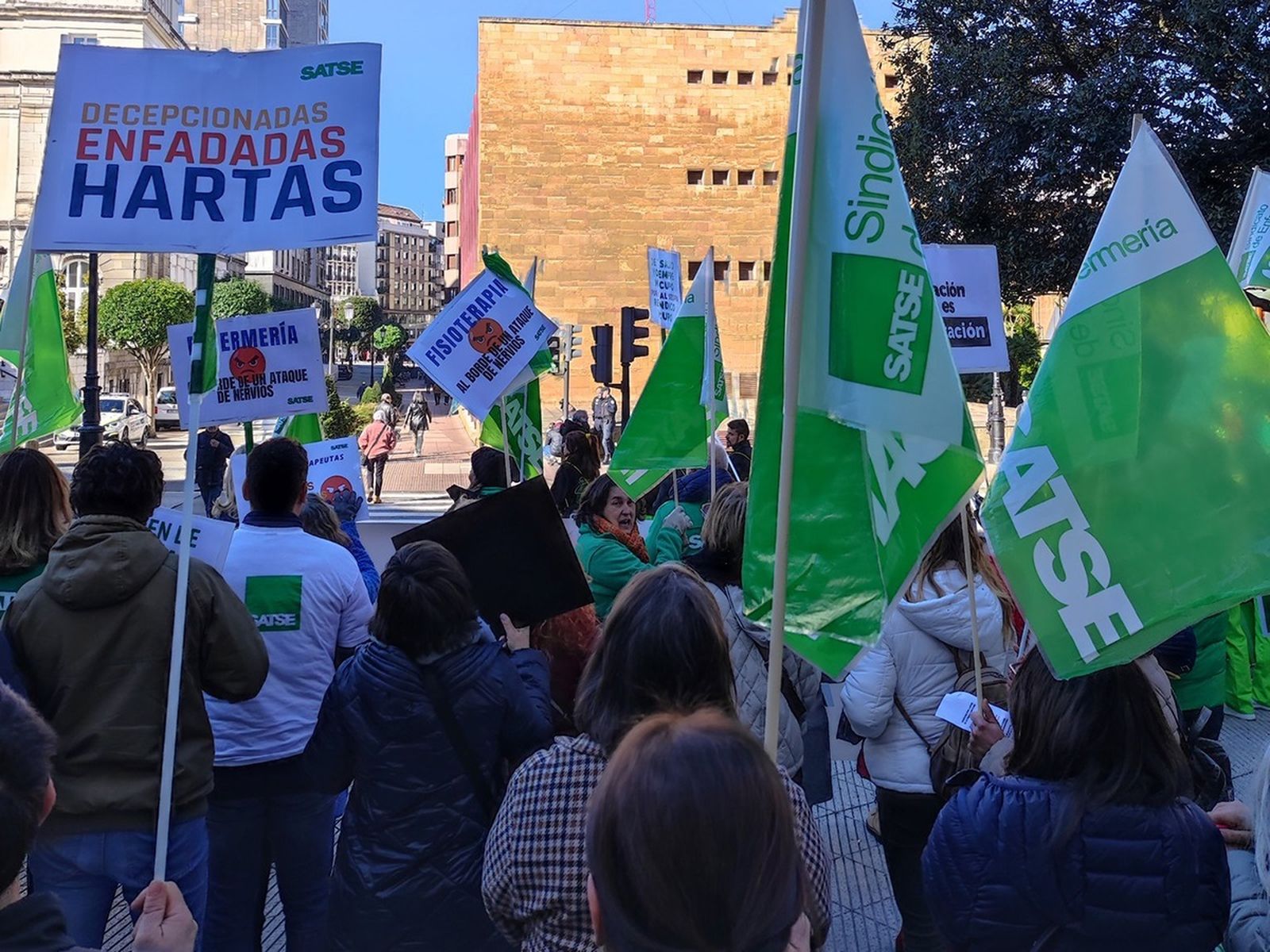 Protesta de Saste a las puertas de un centro hospitalario.