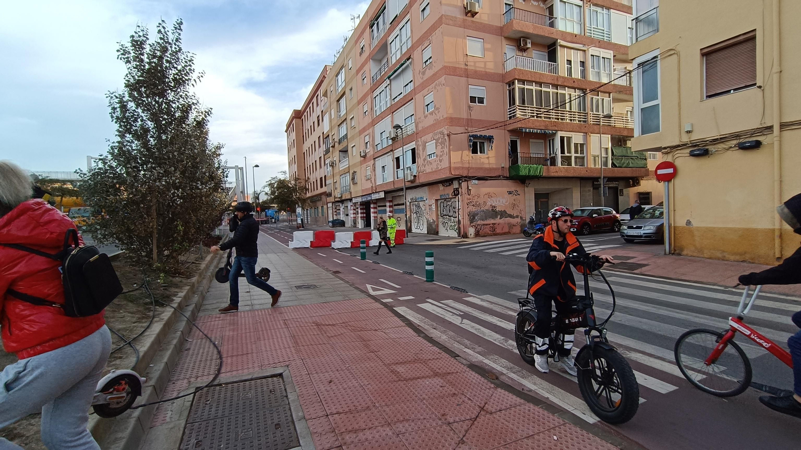 Las imágenes de la pasarela de Renfe que pasa a mejor vida, en Almería