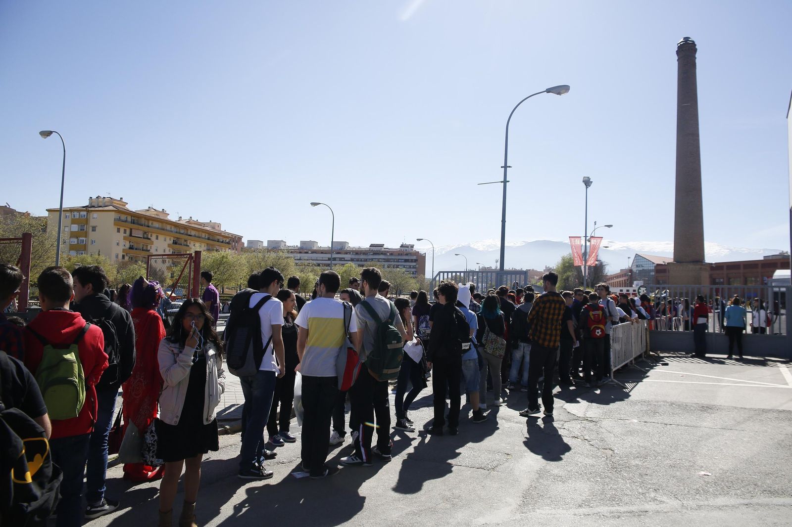 1 Asistentes al evento. 2. Colas kilométricas al inicio de la primera jornada. 3. Vistas del pabellón Computer Store GG. 4. Maul Cosplay, vestido de Geralt de Rivia, fotografiándose con fans. 5. Cosplay de uno de los personajes de Silent Hill. 6. El mundo medieval, entre las temáticas.