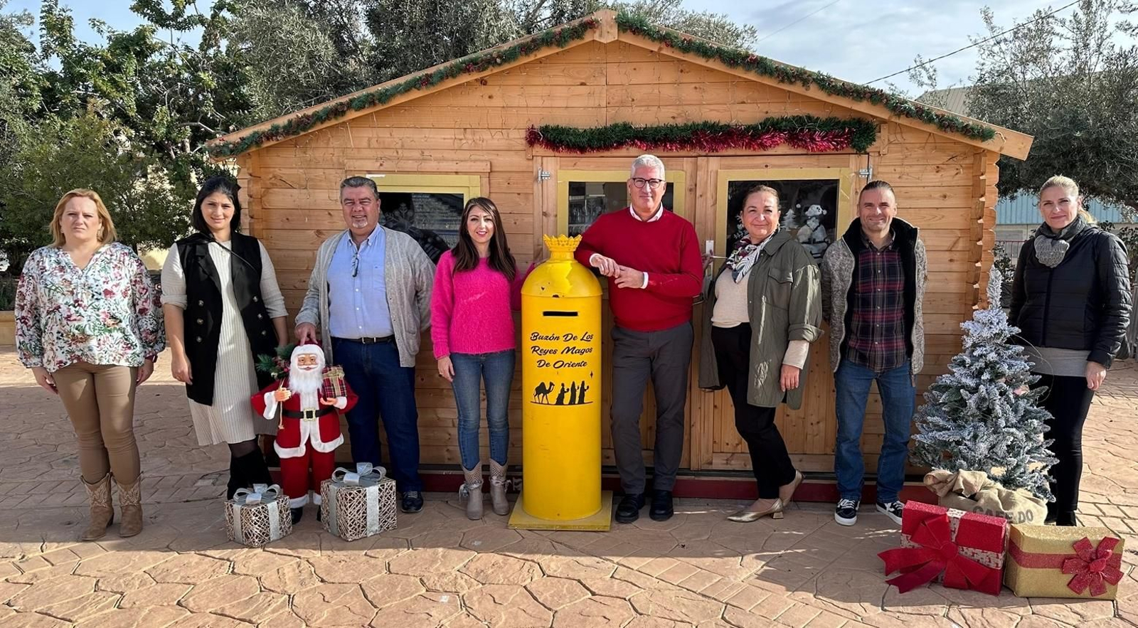 Representantes municipales, con el alcalde Ismael Torres a la cabeza, presentan la Navidad huercaleña.