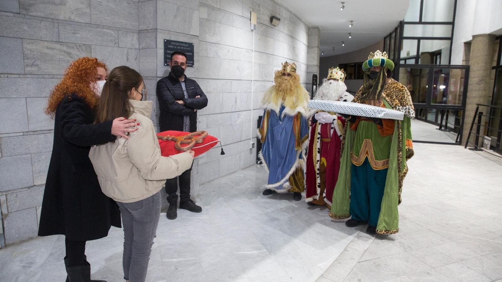 Una niña le entrega la llave de la ciudad a los Reyes Magos en Salobreña