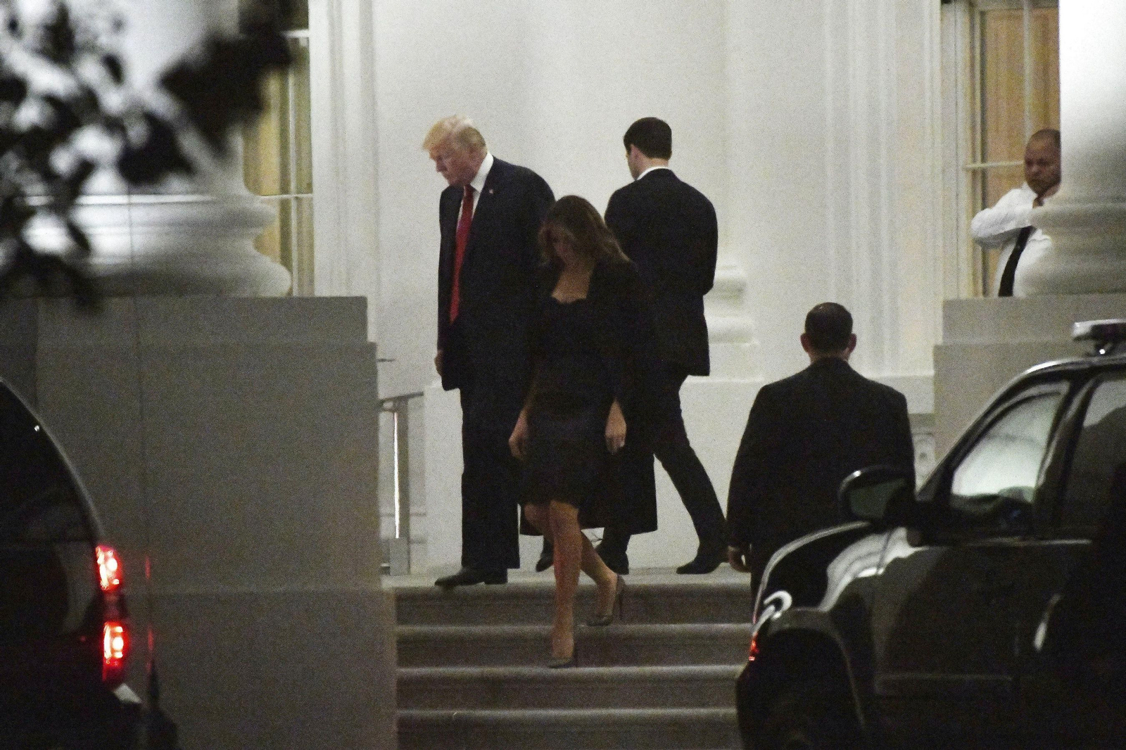 Trump y la primera dama abandonaban el sábado la Casa Blanca en dirección al Hotel Internacional Trump, en Washington.