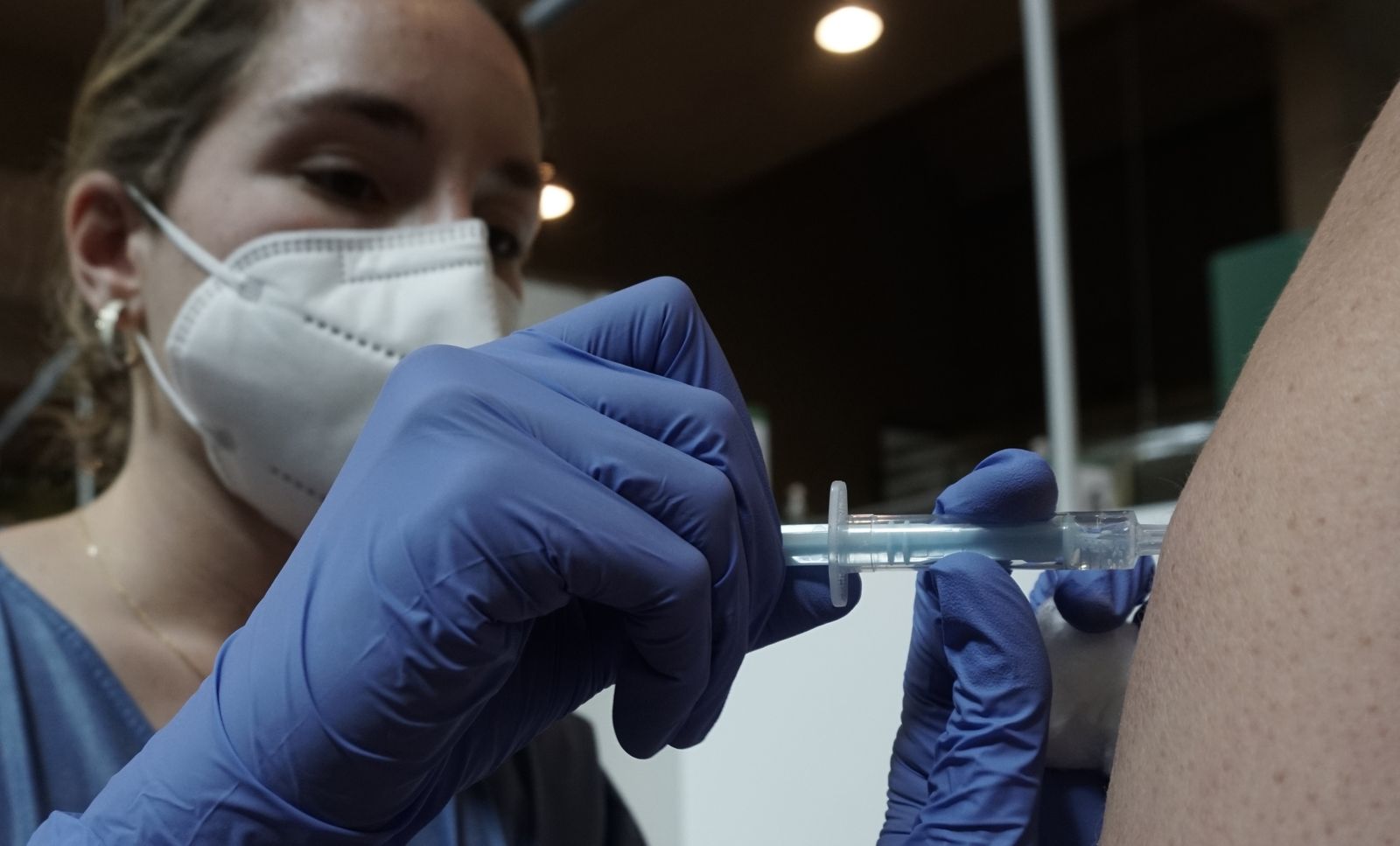 Imágenes de la vacunación de mayores en el Estadio de la Cartuja