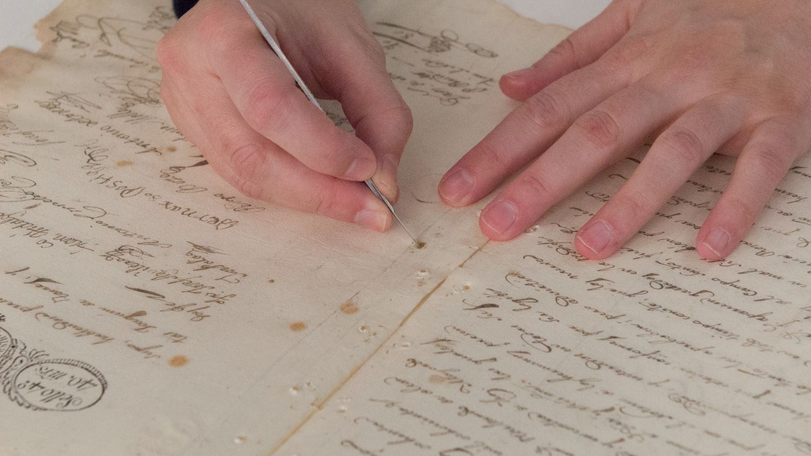 Un técnico trabajando un documento.