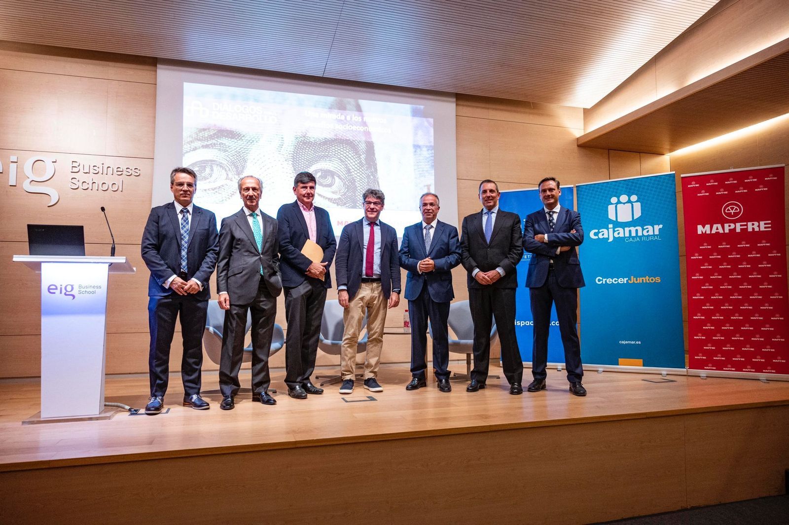 Participantes del encuentro Diálogos para el Desarrollo que se realizó en Granada.