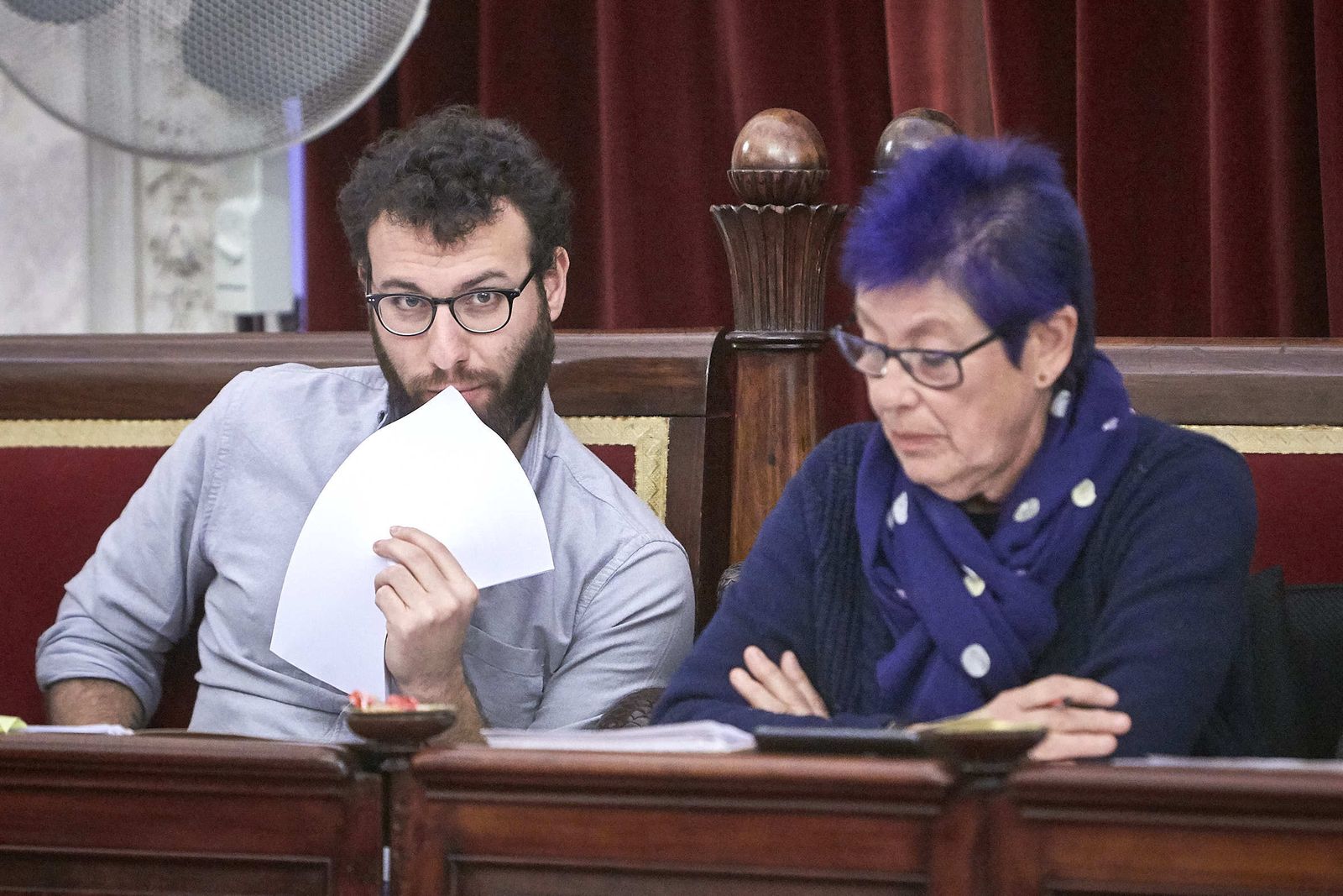 Adrián Martínez de Pinillos, junto a Ana Camelo, en un Pleno del Ayuntamiento.