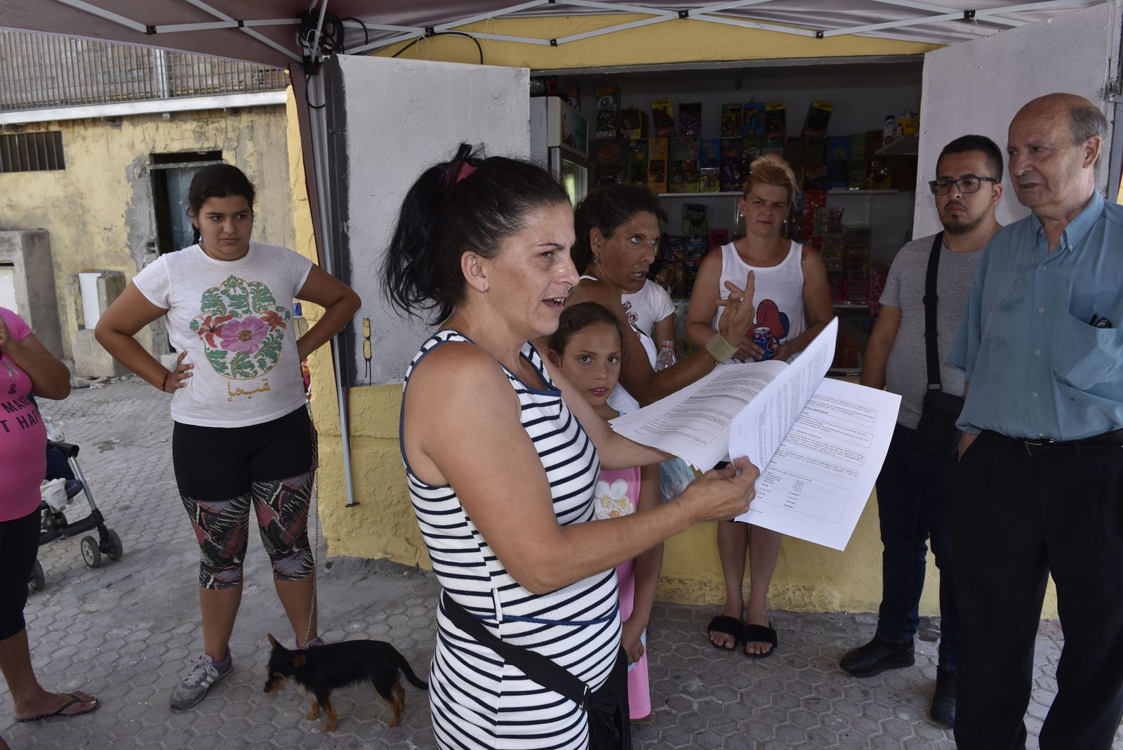 Una de las quiosqueras de 'Las Vegas' muestra varios documentos delante de sus vecinos.