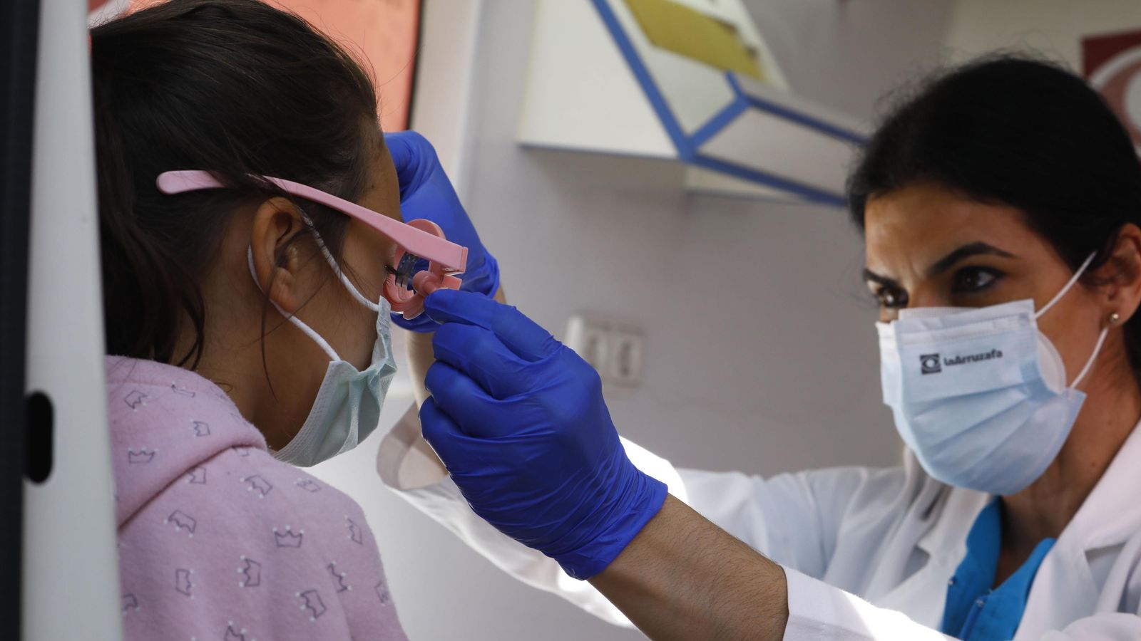 Momento de la revisión a una alumna.