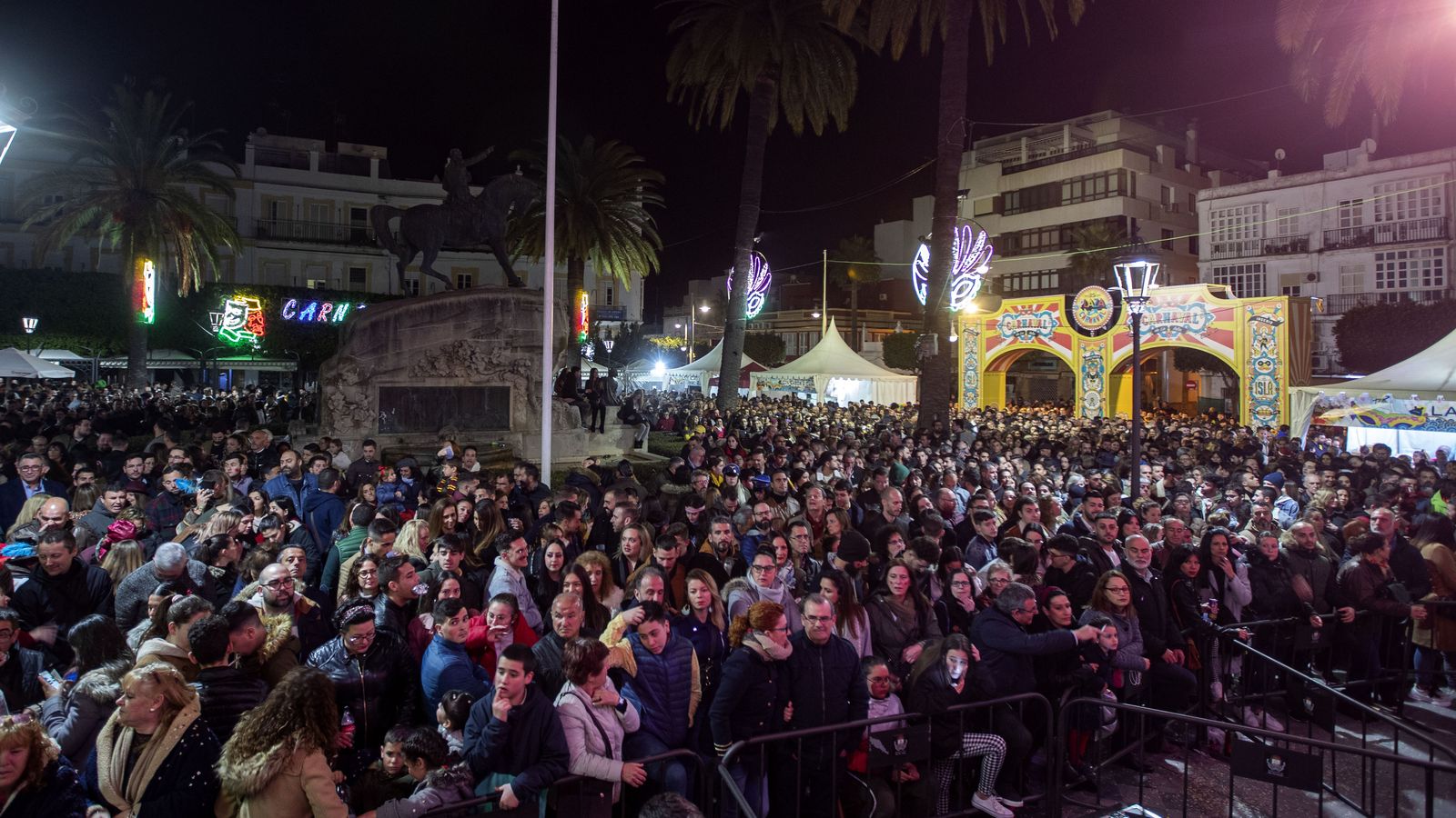 Aspecto que presentaba anoche la plaza del Rey durante la actuación de 'La eterna banda del Capitán Veneno'.