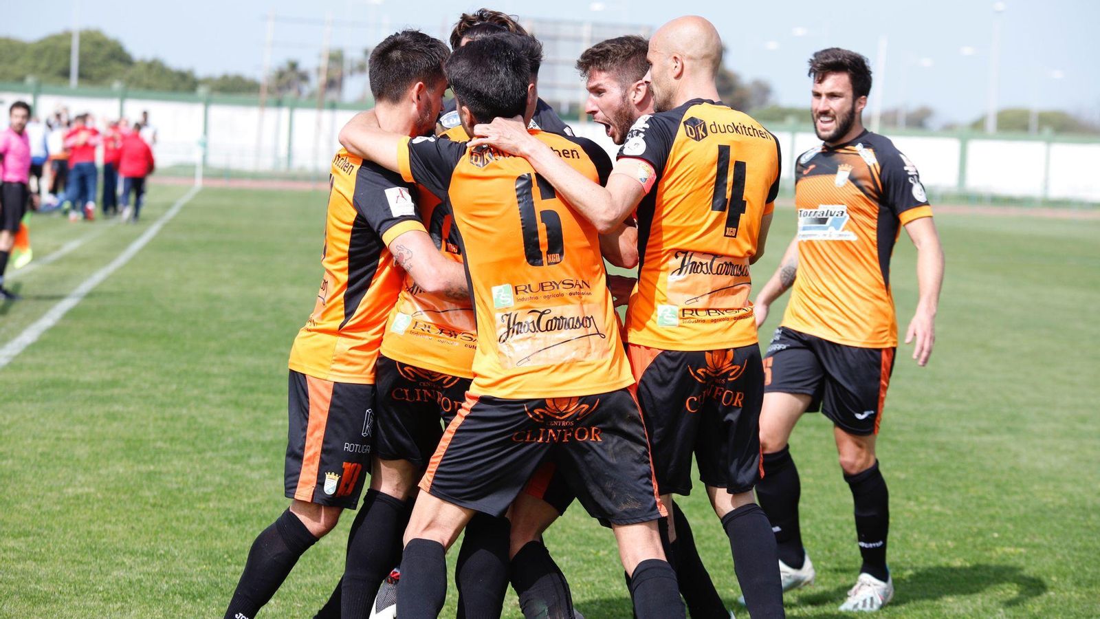 Los jugadores del Xerez CD celebran el 0-1 de Chuma.