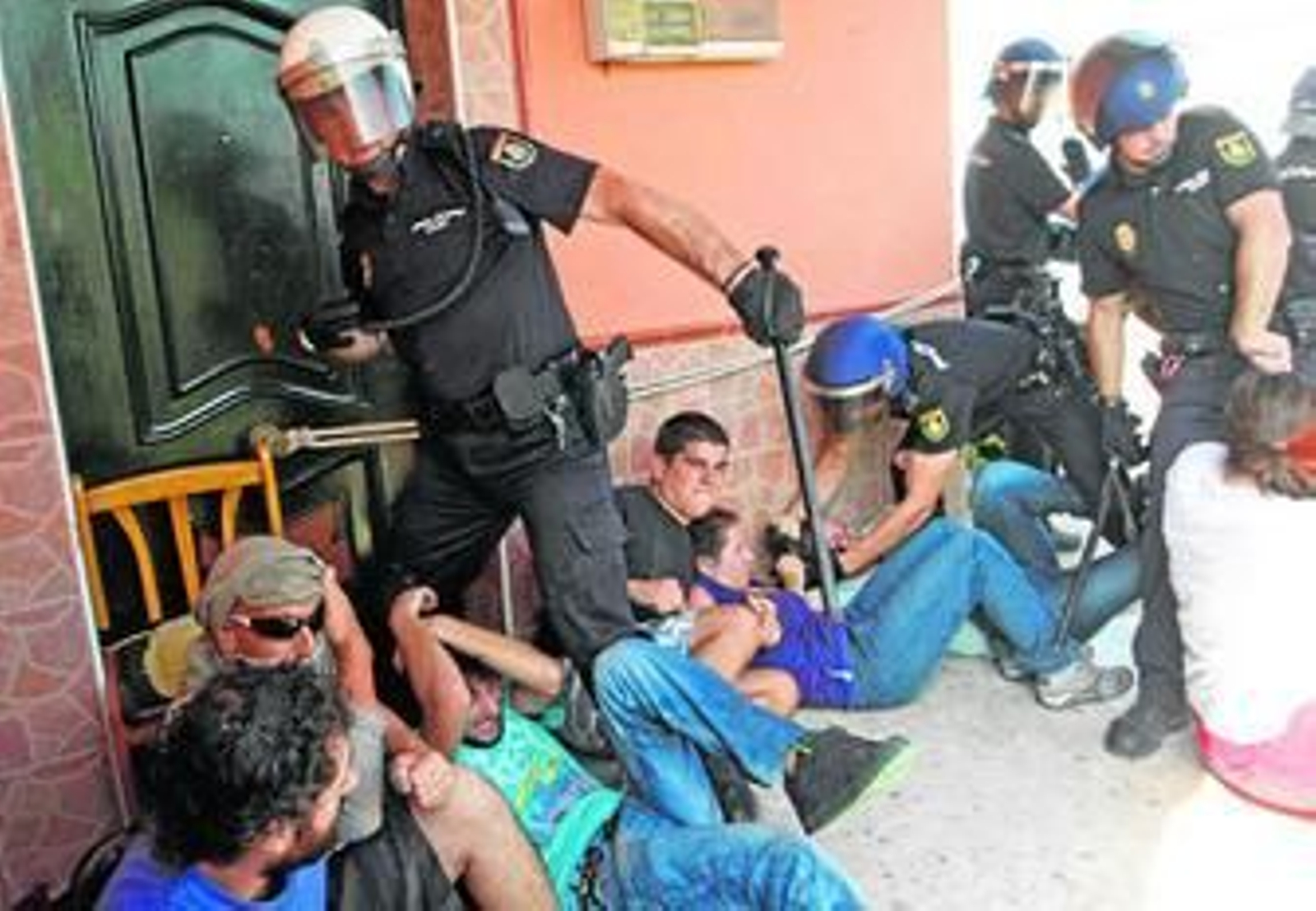 Un momento del polémico desahucio ejecutado en Caulina.