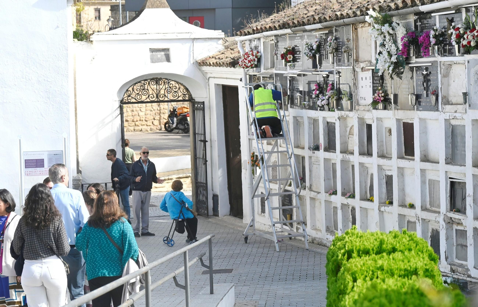 Las imágenes del Día de los Santos en los cementerios de Córdoba