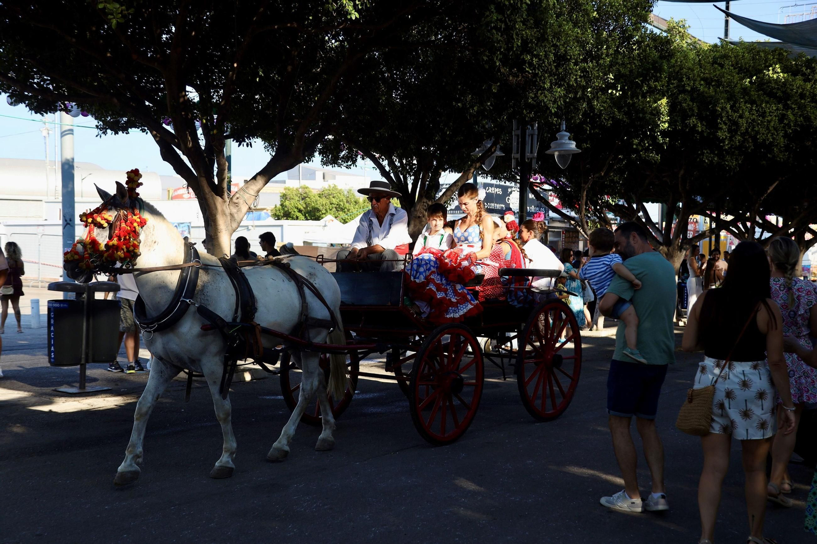 El ambiente en el Real de la Feria de Málaga este viernes, en imágenes