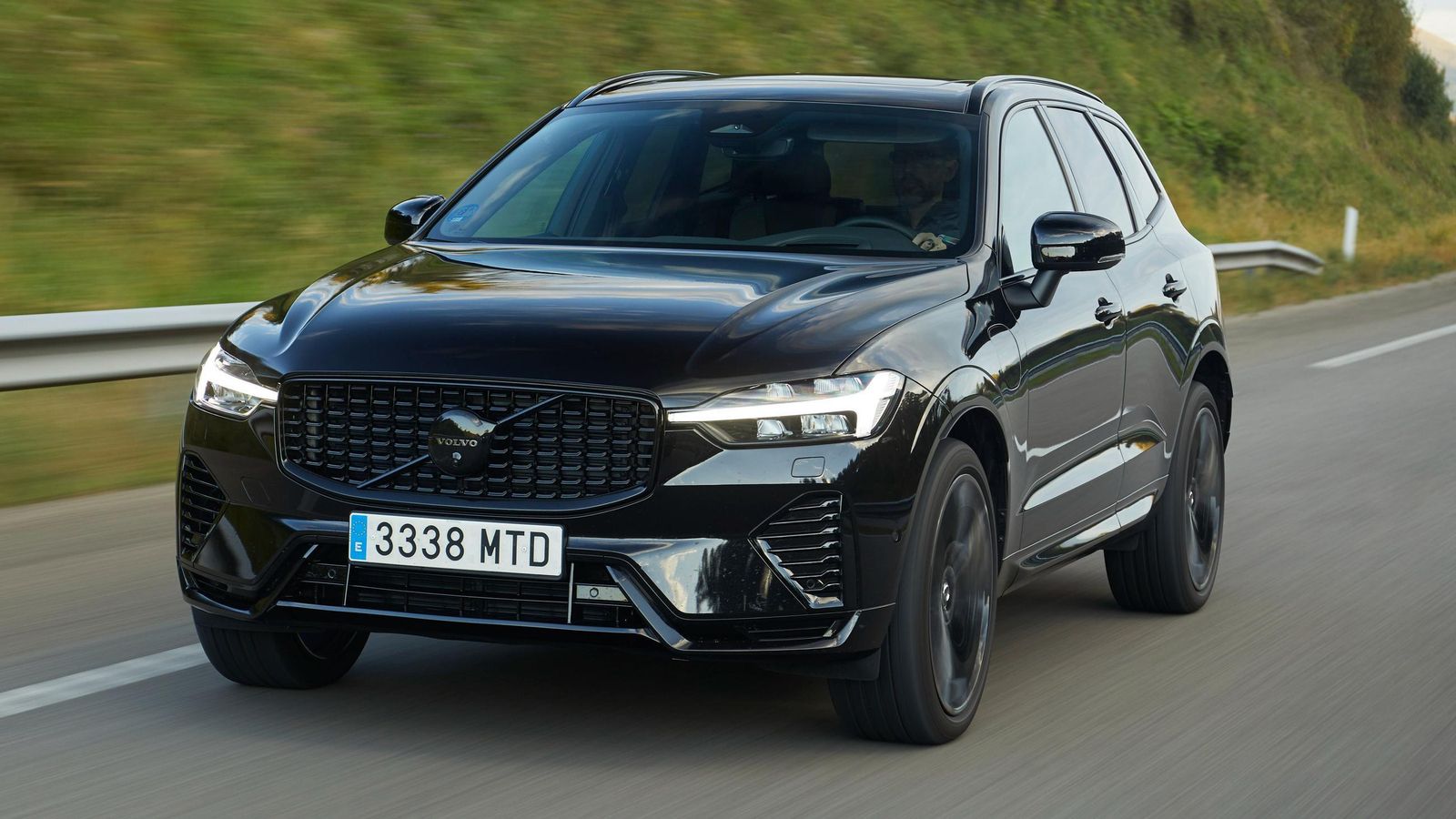 La gama de motores del XC60 está, como en el XC40, electrificada, aunque en este caso con una versión microhíbrida y dos híbridas enchufables con el apellido Recharge. La gama de motores del XC60 está, como en el XC40, electrificada, aunque en este caso con una versión microhíbrida y dos híbridas enchufables con el apellido Recharge.