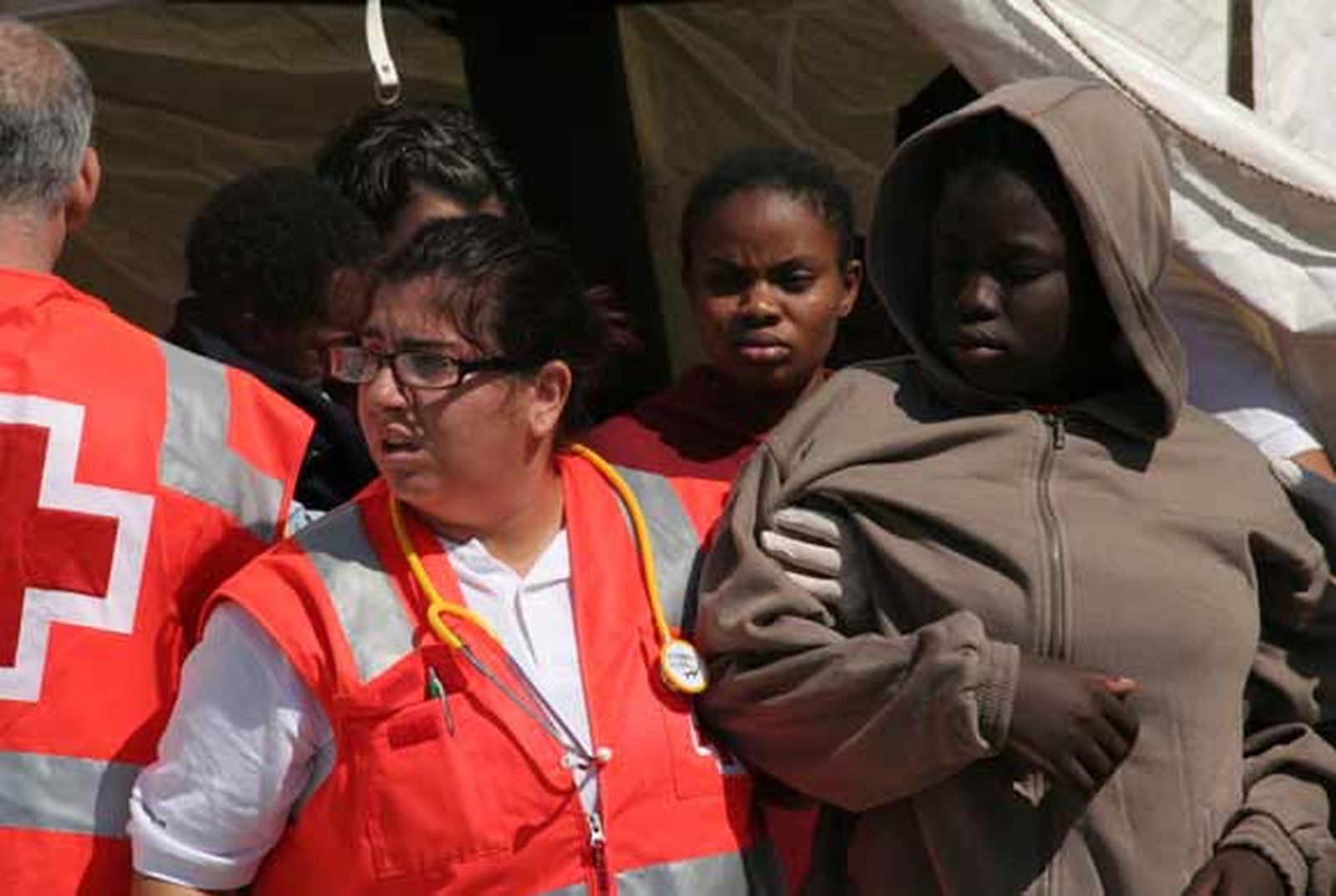 Los inmigrantes, entre los que se encontraba dos menores y dos embarazadas, pretendía cruzar el Estrecho a bordo de una zodiac

Foto: Shus Teran
