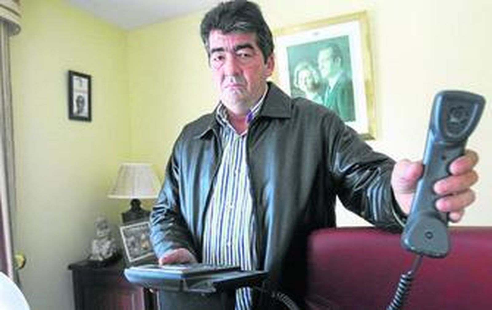 Antonio Ramos, alcalde de San Isidro, posa con un teléfono que carece de línea desde el 28 de diciembre.