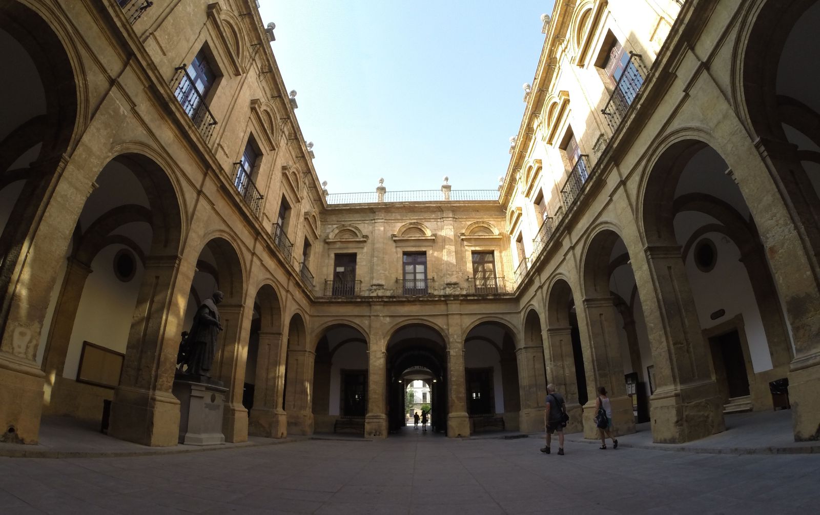 Uno de los patios del Rectorado de la Universidad de Sevilla.