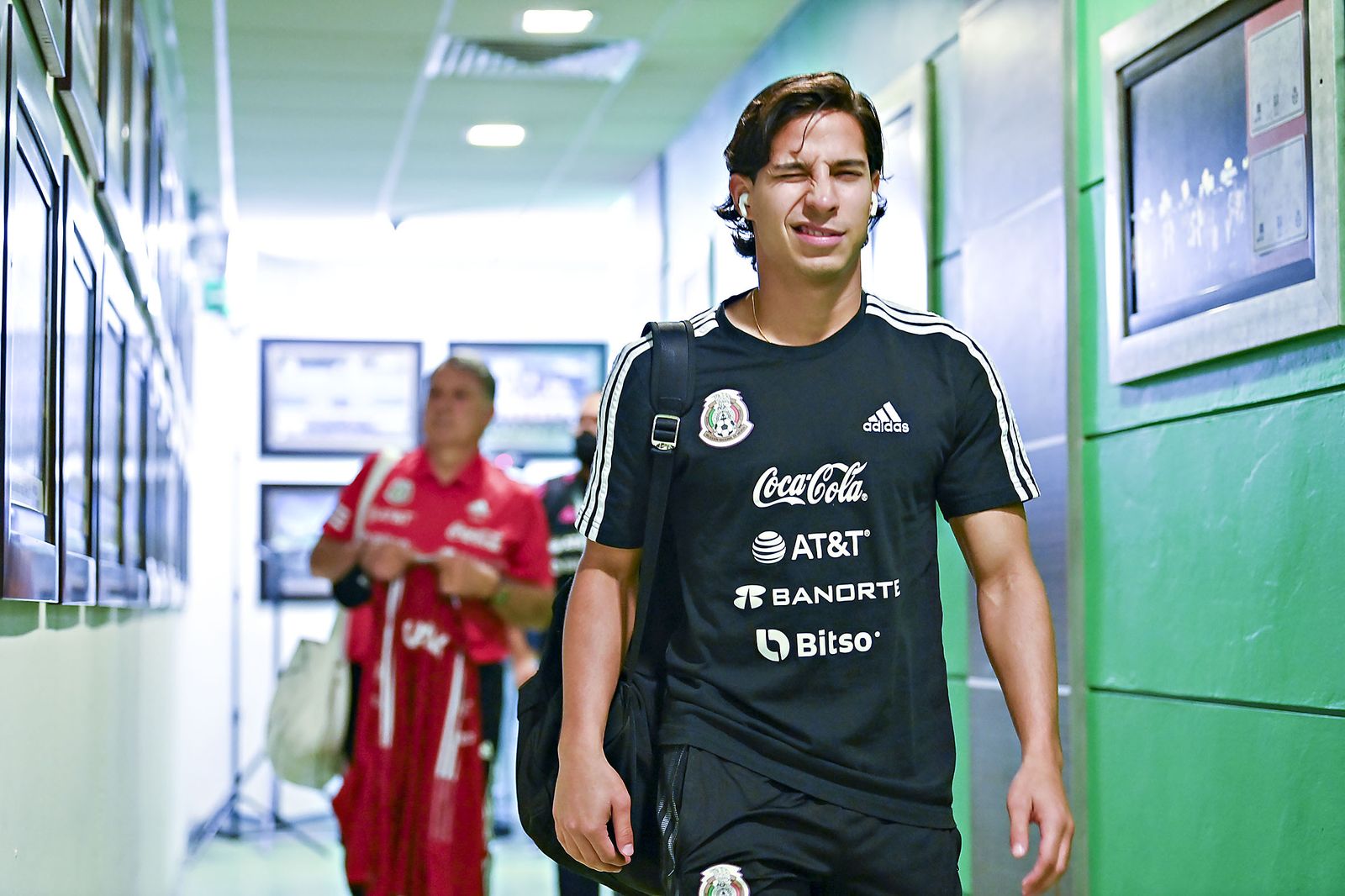 Diego Lainez, antes de un partido con México.