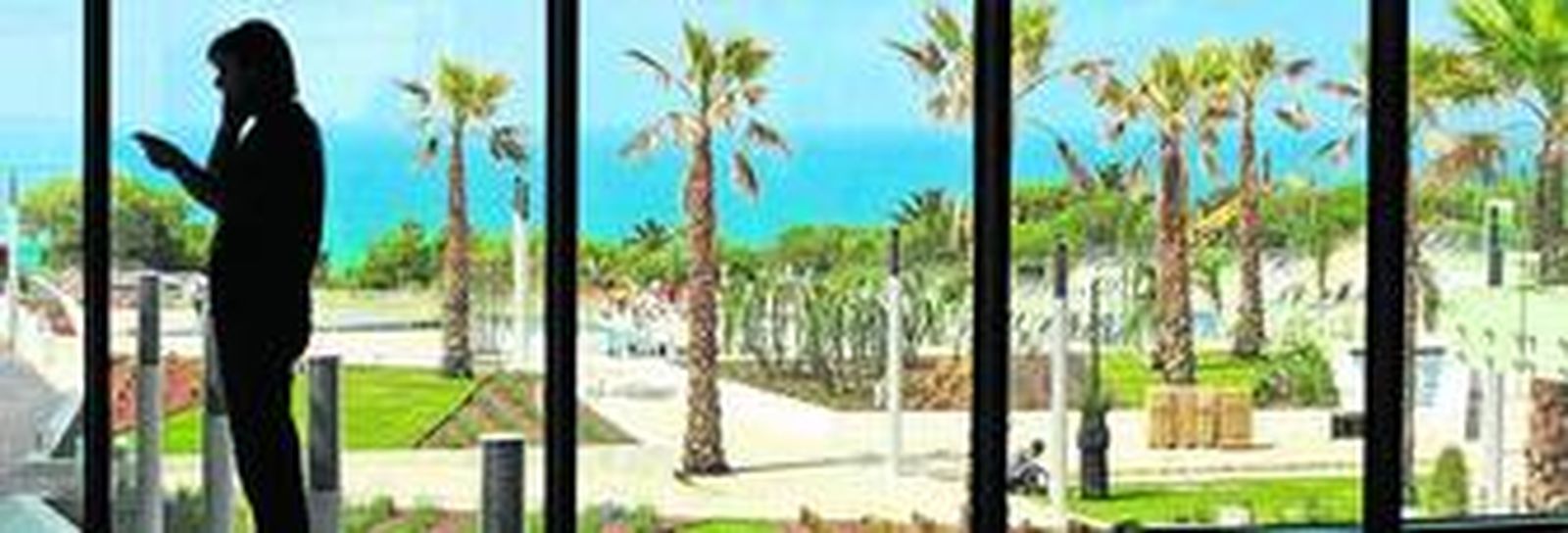 Uno de los operarios que ayer trabajaban en la puesta a punto del hotel Gran Conil habla por teléfono en el salón de recepción.