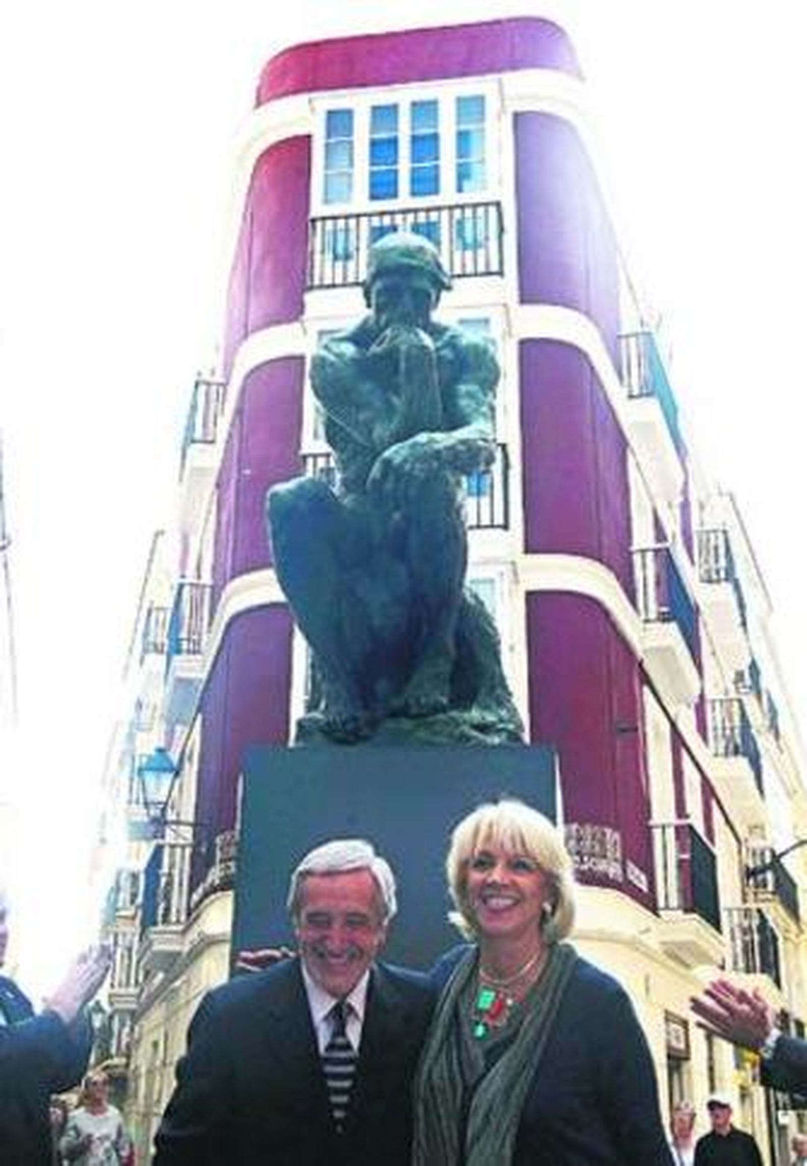 Teófila Martínez y Lluís Reverter, ayer en la calle Ancha ante la escultura de 'El pensador'.