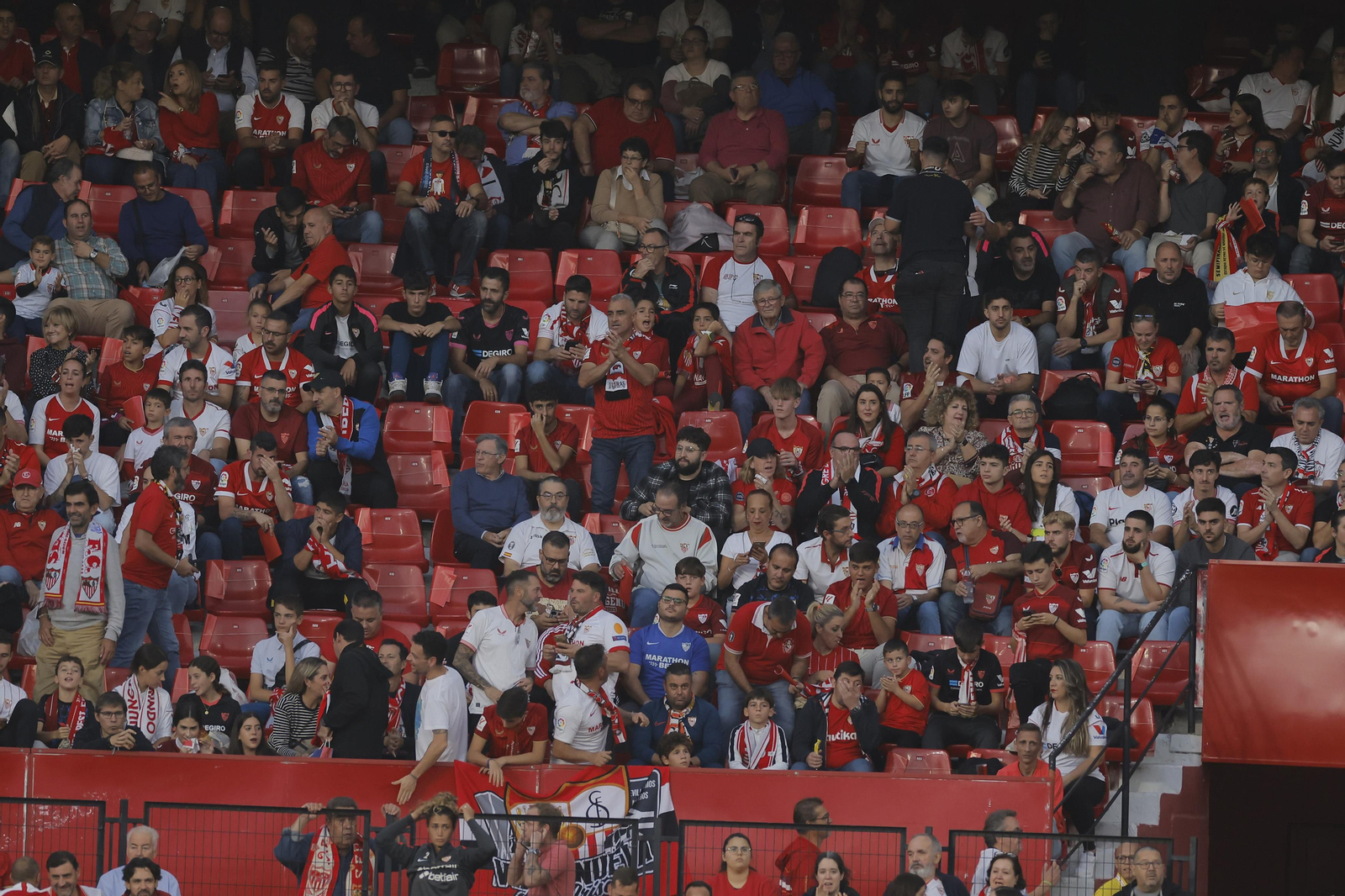 Búscate en las fotos del Sevilla-Betis