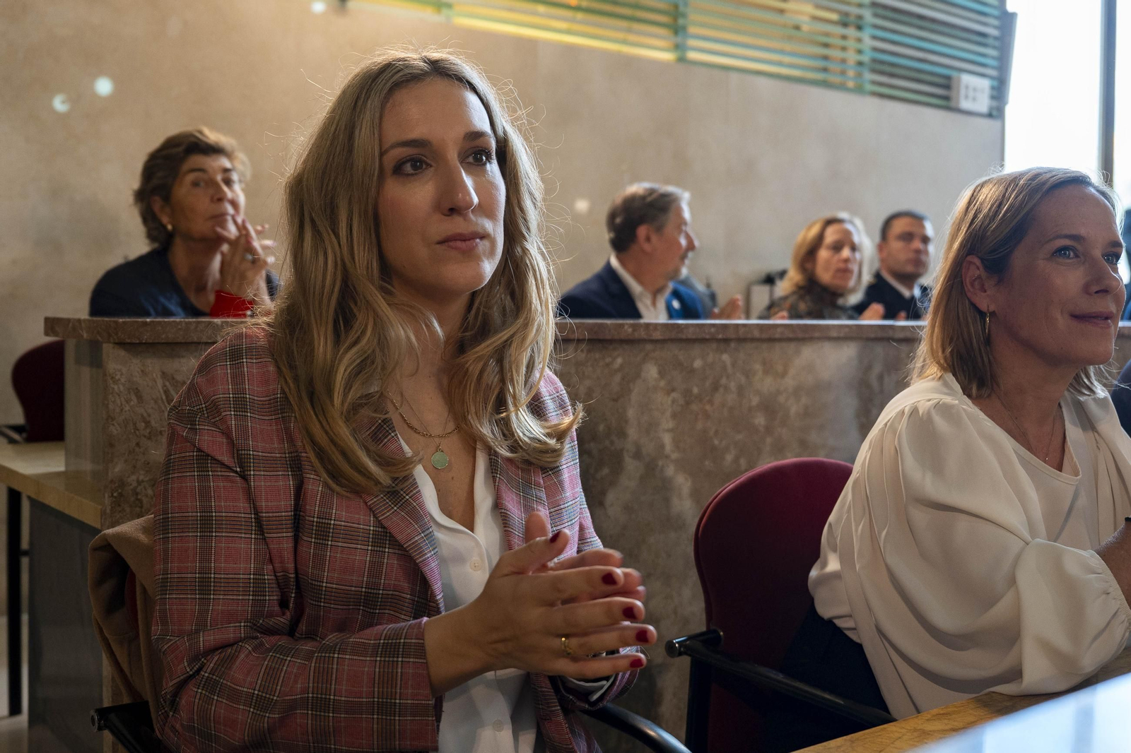 Almería rinde homenaje a su personal municipal con la imposición de los Escudos de Oro