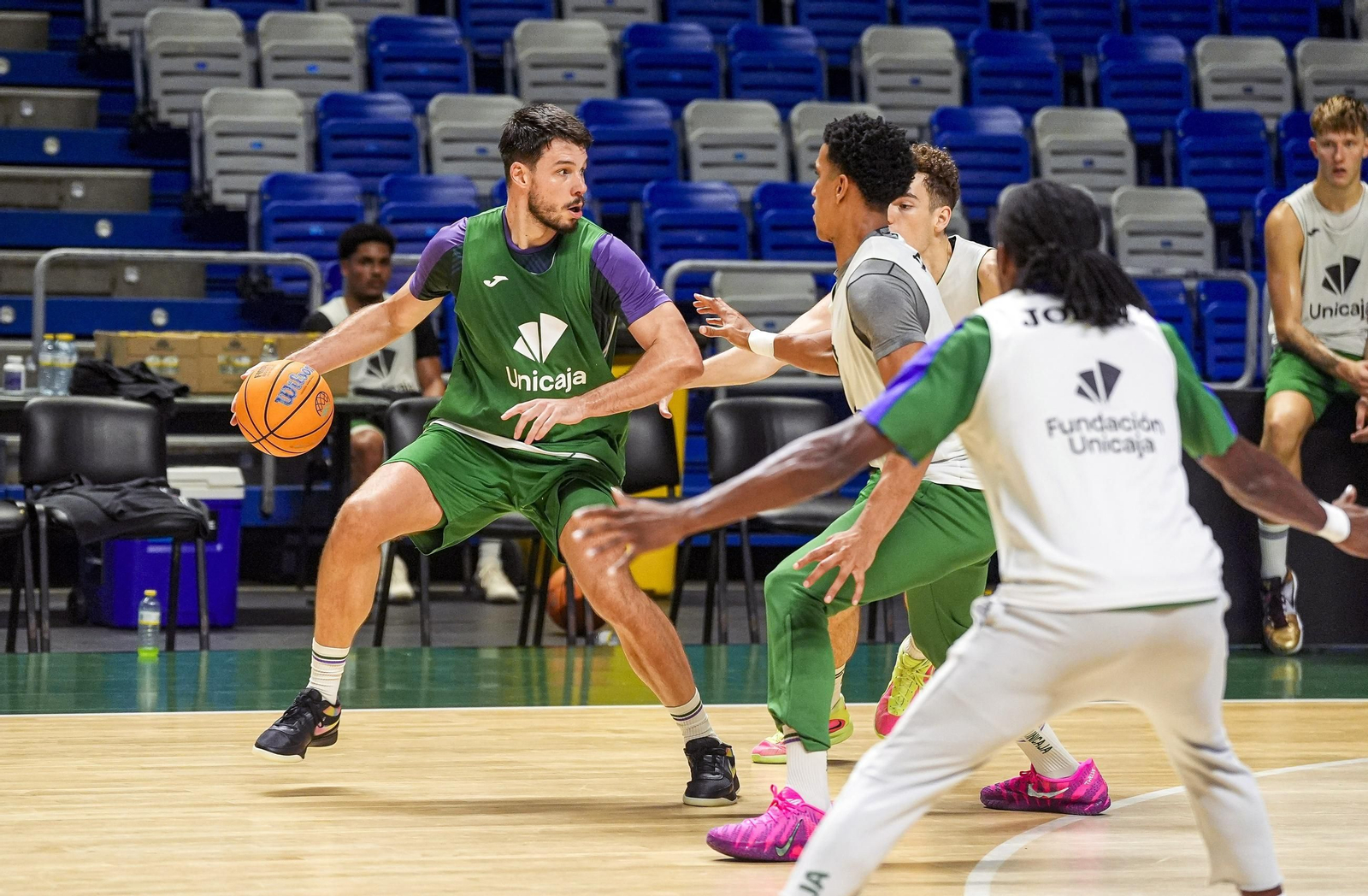 A falta de fichajes, Butajevas y Trujillo toman protagonismo en el Unicaja