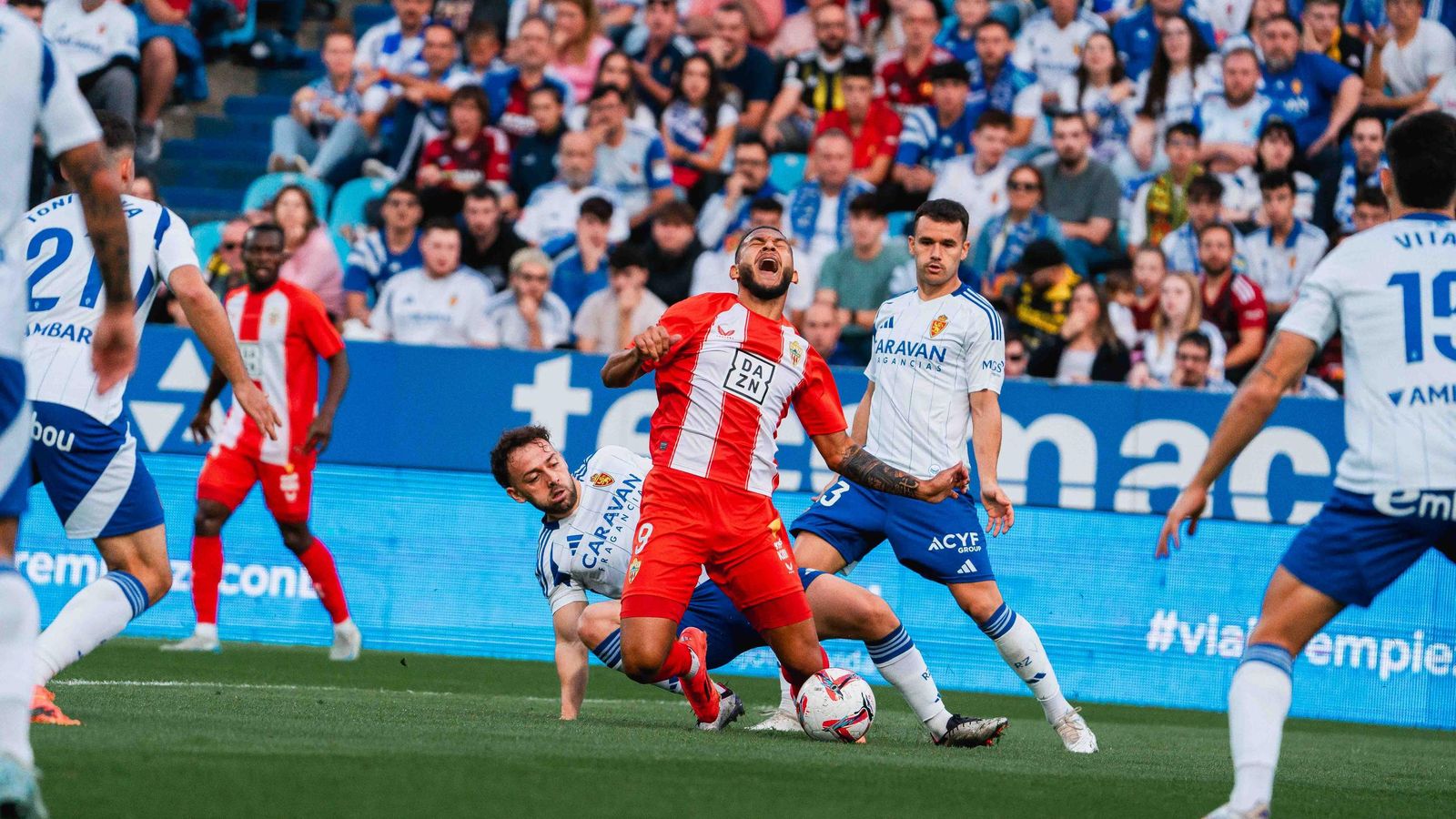 Momento en el que el zaragocista Keidi Bare comete penalti sobre Luis Suárez