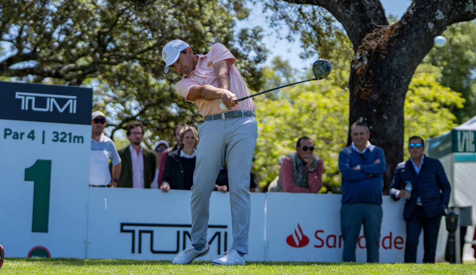 Manuel Quirós golpea la bola en la salida del hoyo 1 en el Real Club de Campo de Córdoba.