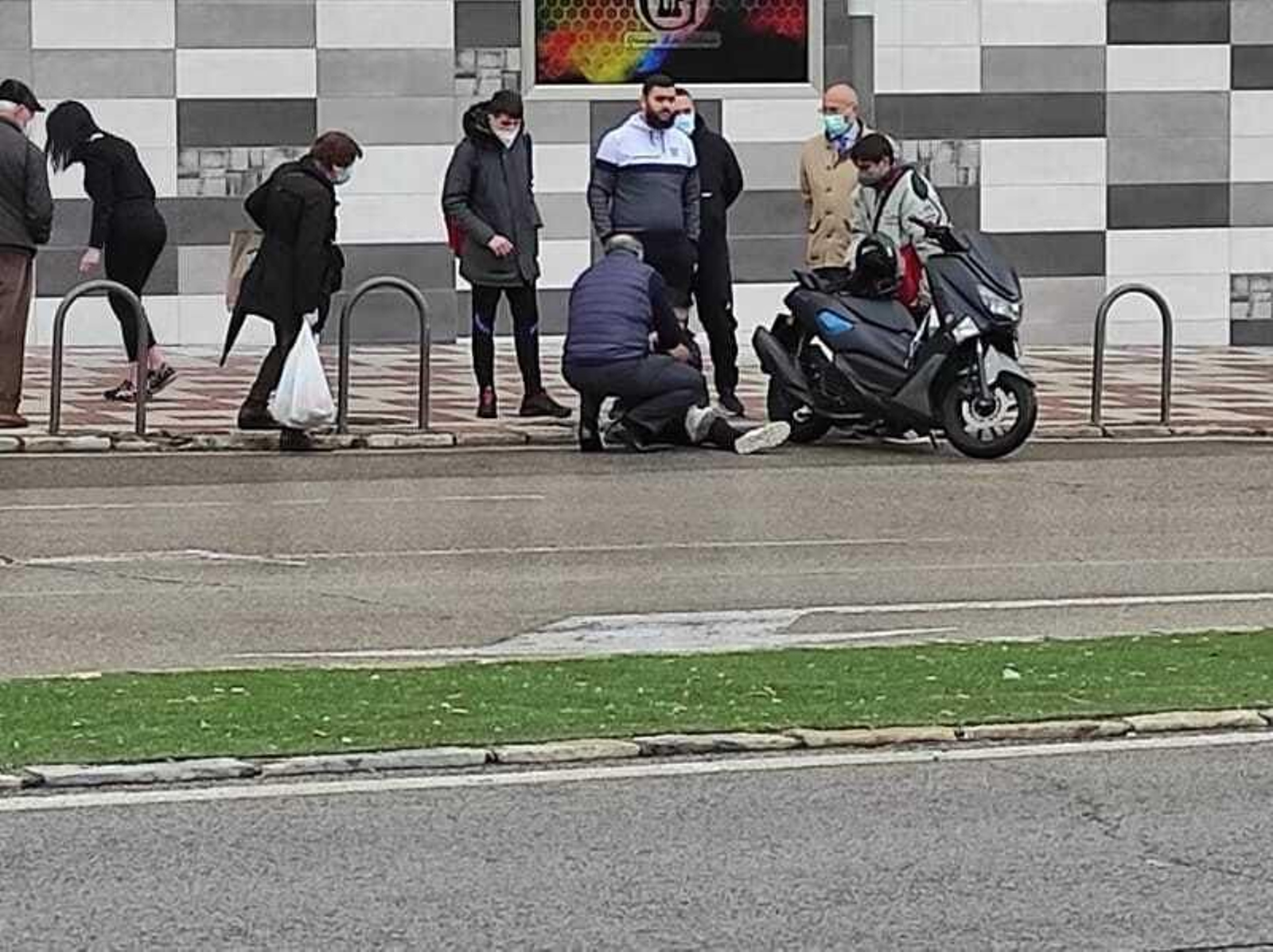 Landaluce atiende al motorista accidentado.