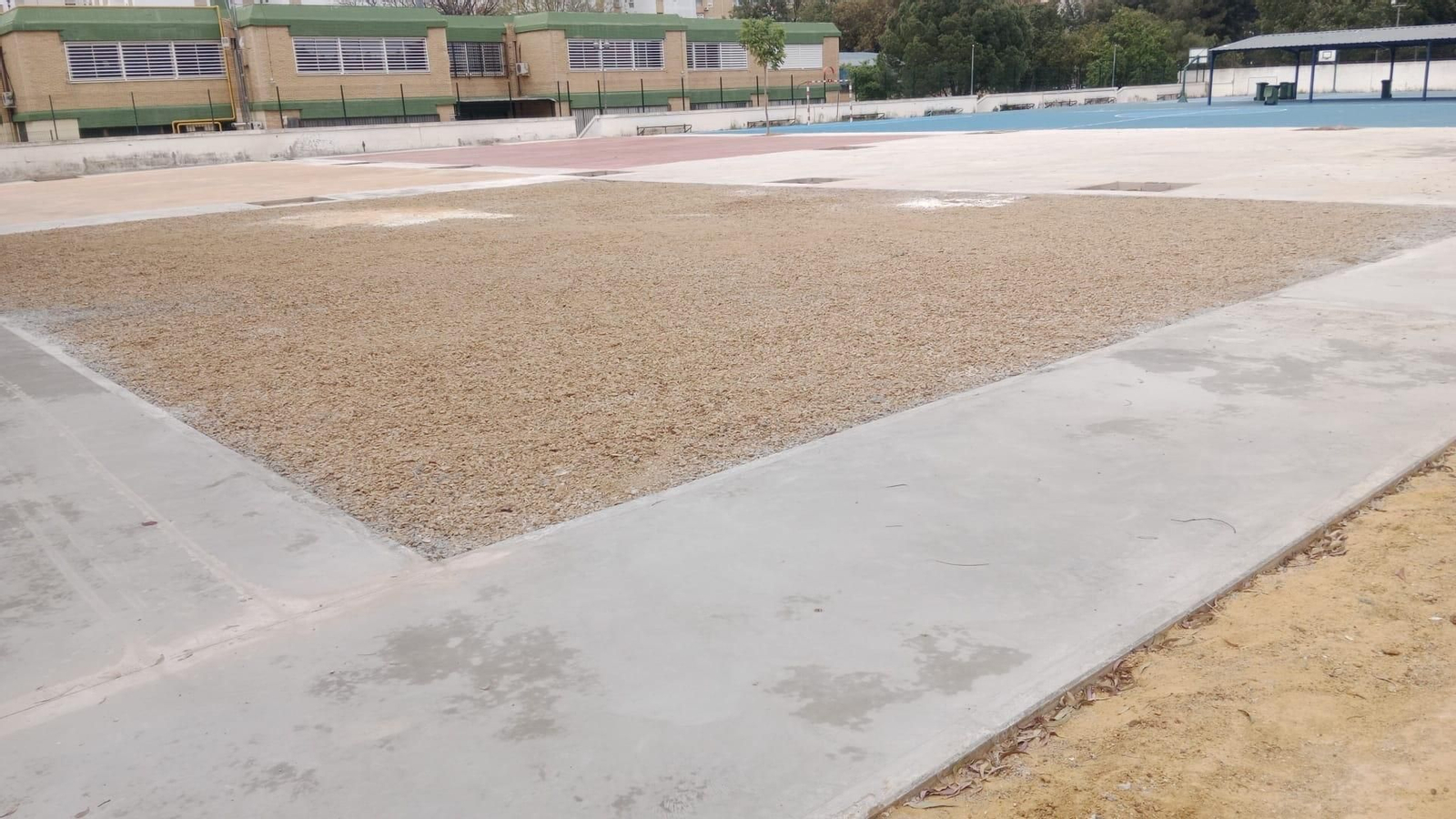 Nuevo patio multifuncional con materiales de primera calidad en el colegio Jorge Juan de la calle Amor, en Amate