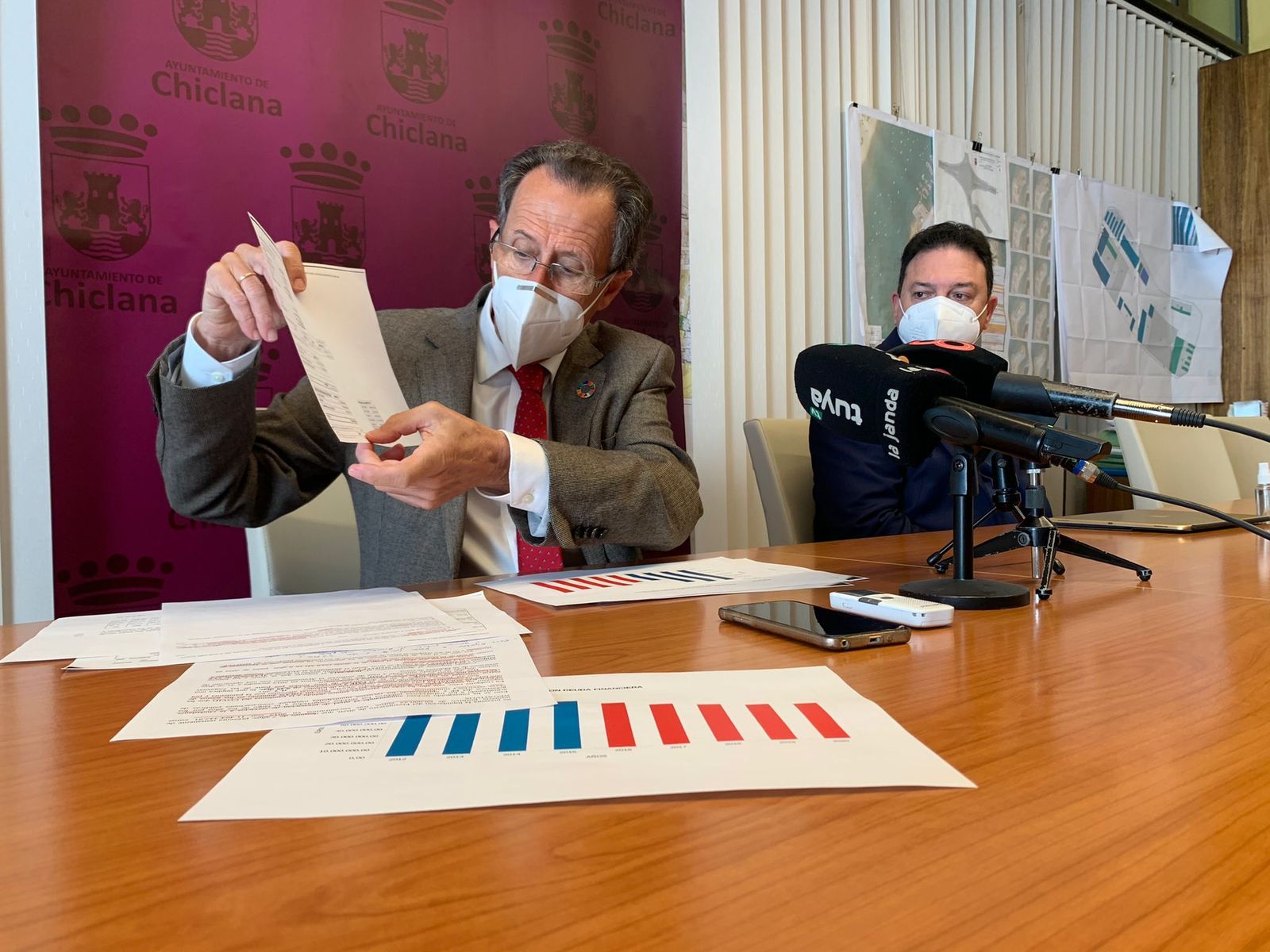 El alcalde y el delegado municipal de Hacienda, durante la presentación de las cuentas resultantes de la liquidación del presupuesto del pasado año.