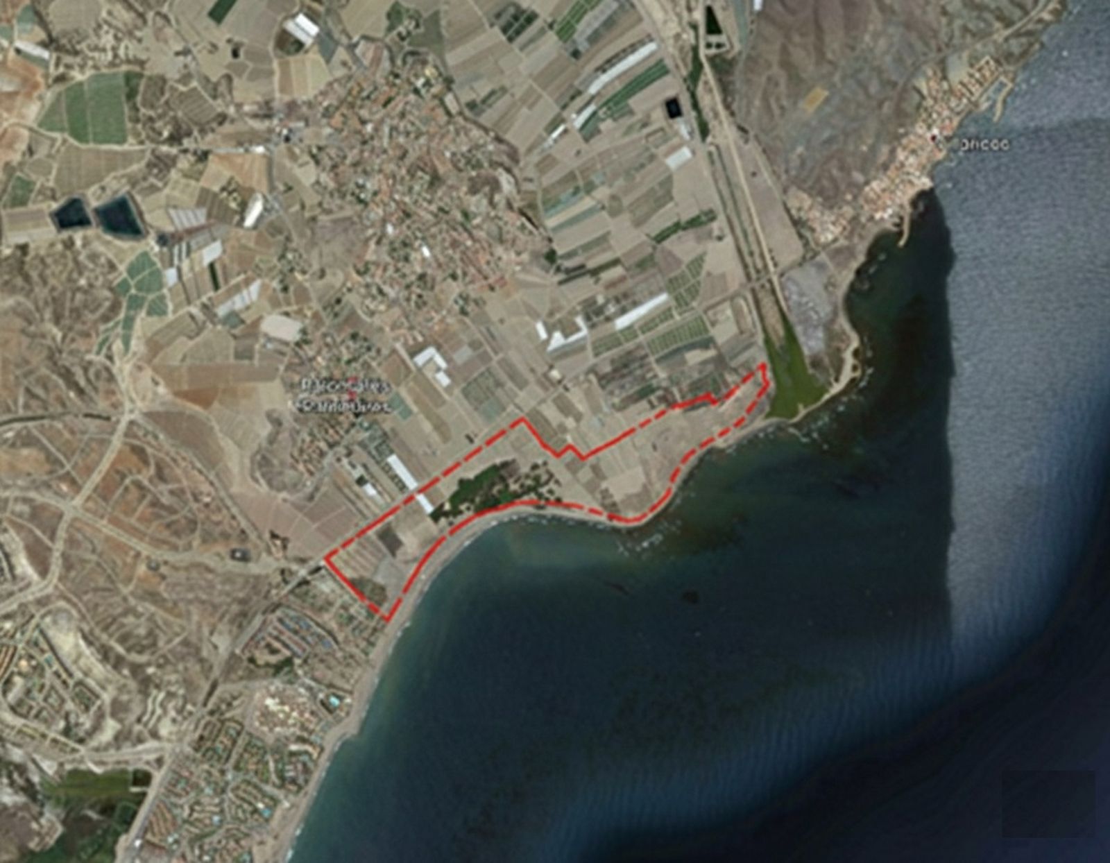 Vista aérea del entorno de Palomares, con el perímetro del sector PA-4 marcado en rojo, donde se proyecta la urbanización de nuevo suelo bajo vigilancia radiológica, dentro del término municipal de Cuevas del Almanzora.