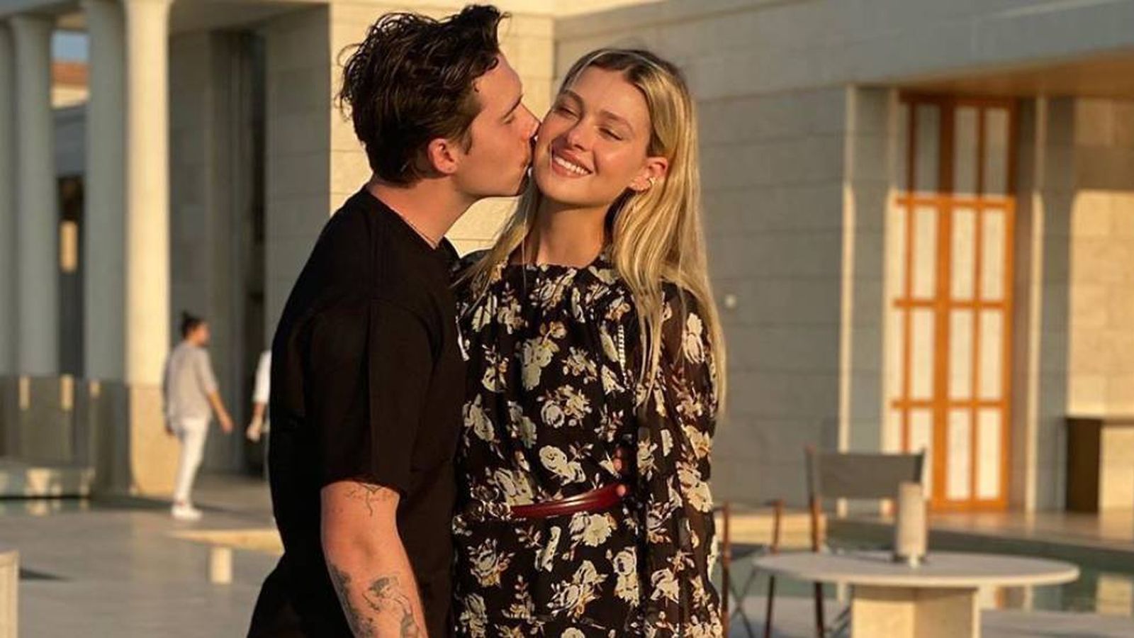 Brooklyn besa a su prometida en una foto de sus redes.