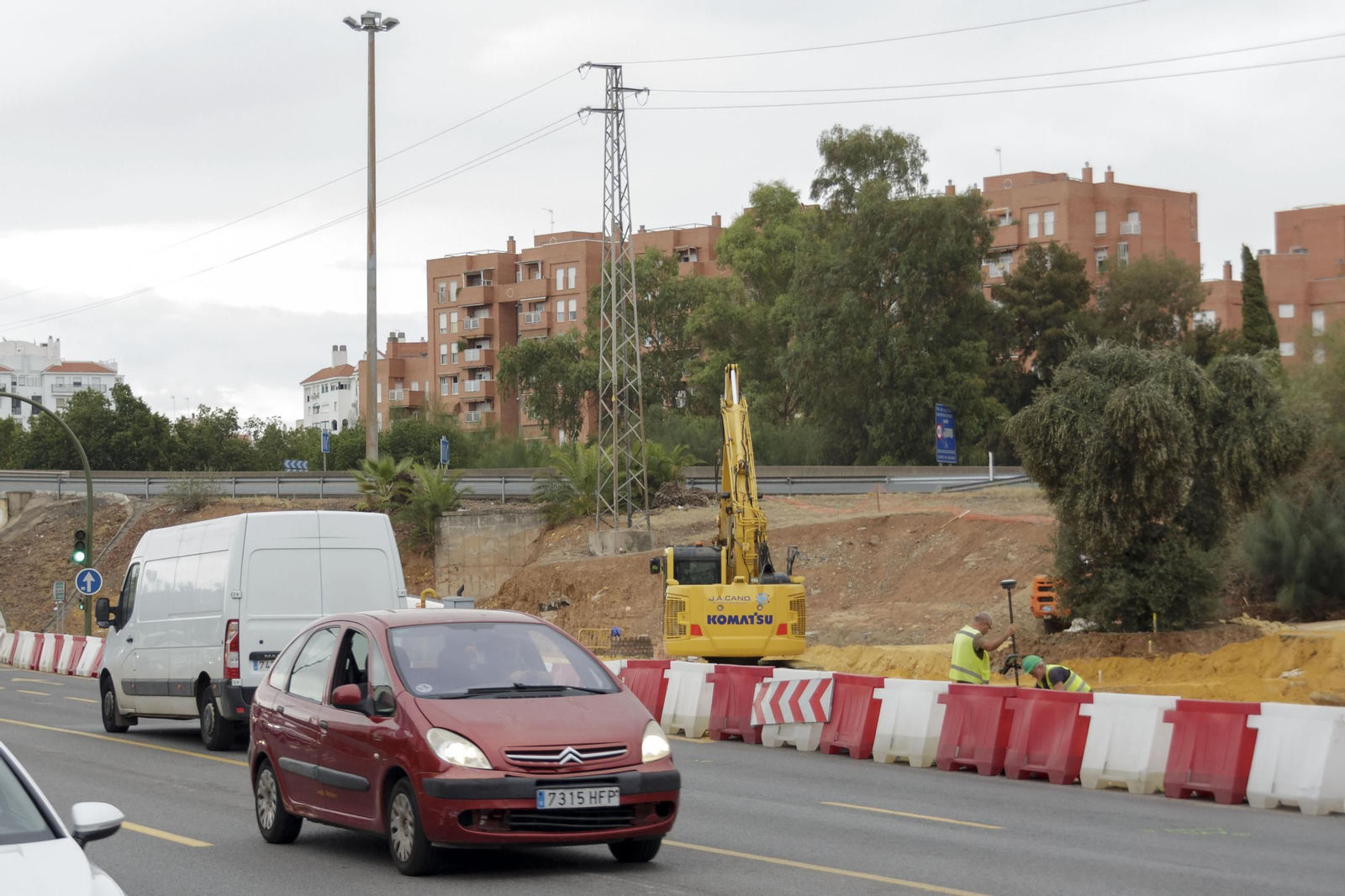 Obras de la construcción del carril del tranvibus que conectará Santa Justa, Sevilla Este y Torreblanca