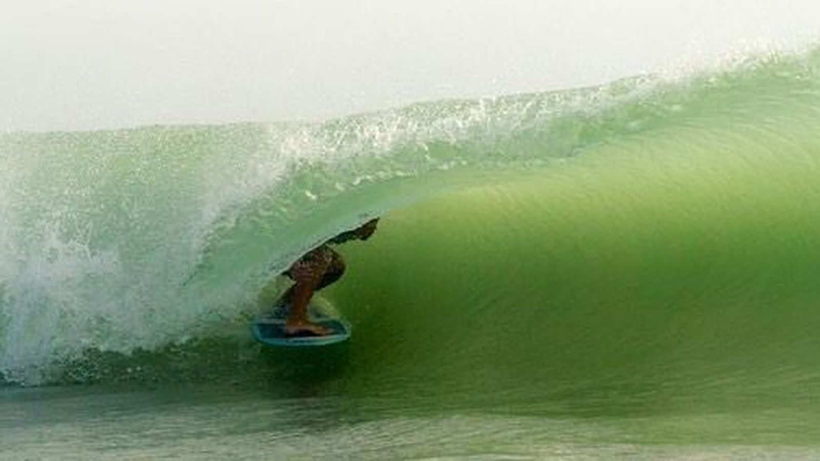 Ale Montañés, surfeando bajo un tubo.