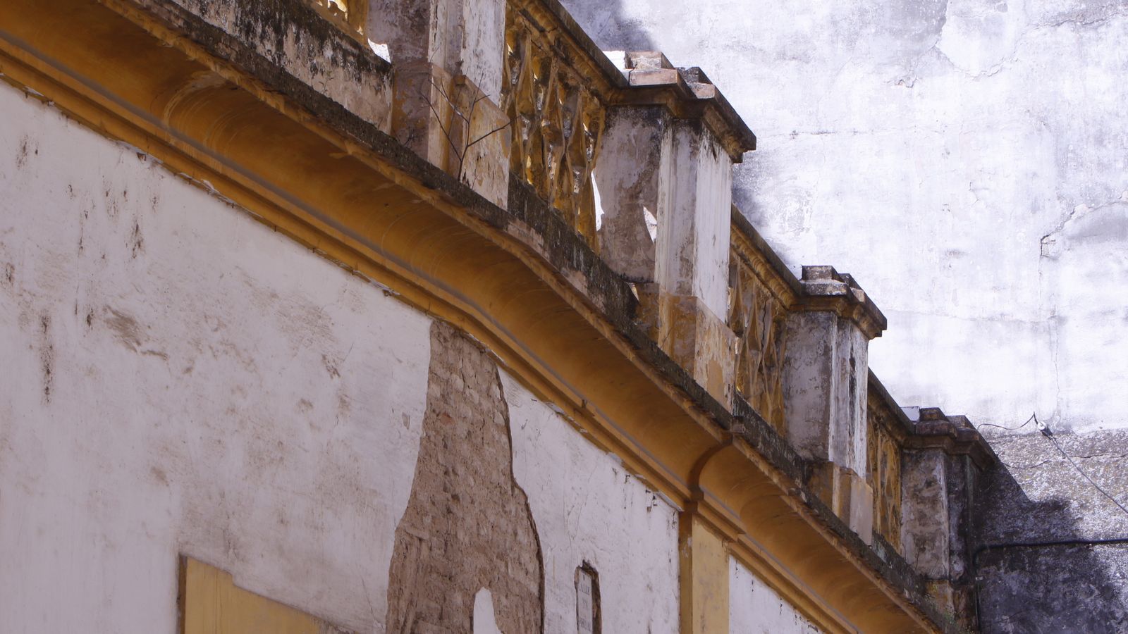 Cornisa, celosía y pilastras en mal estado.