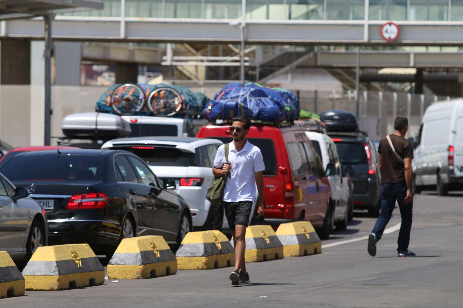 Colas de vehículos en el Puerto de Almería durante la OPE.