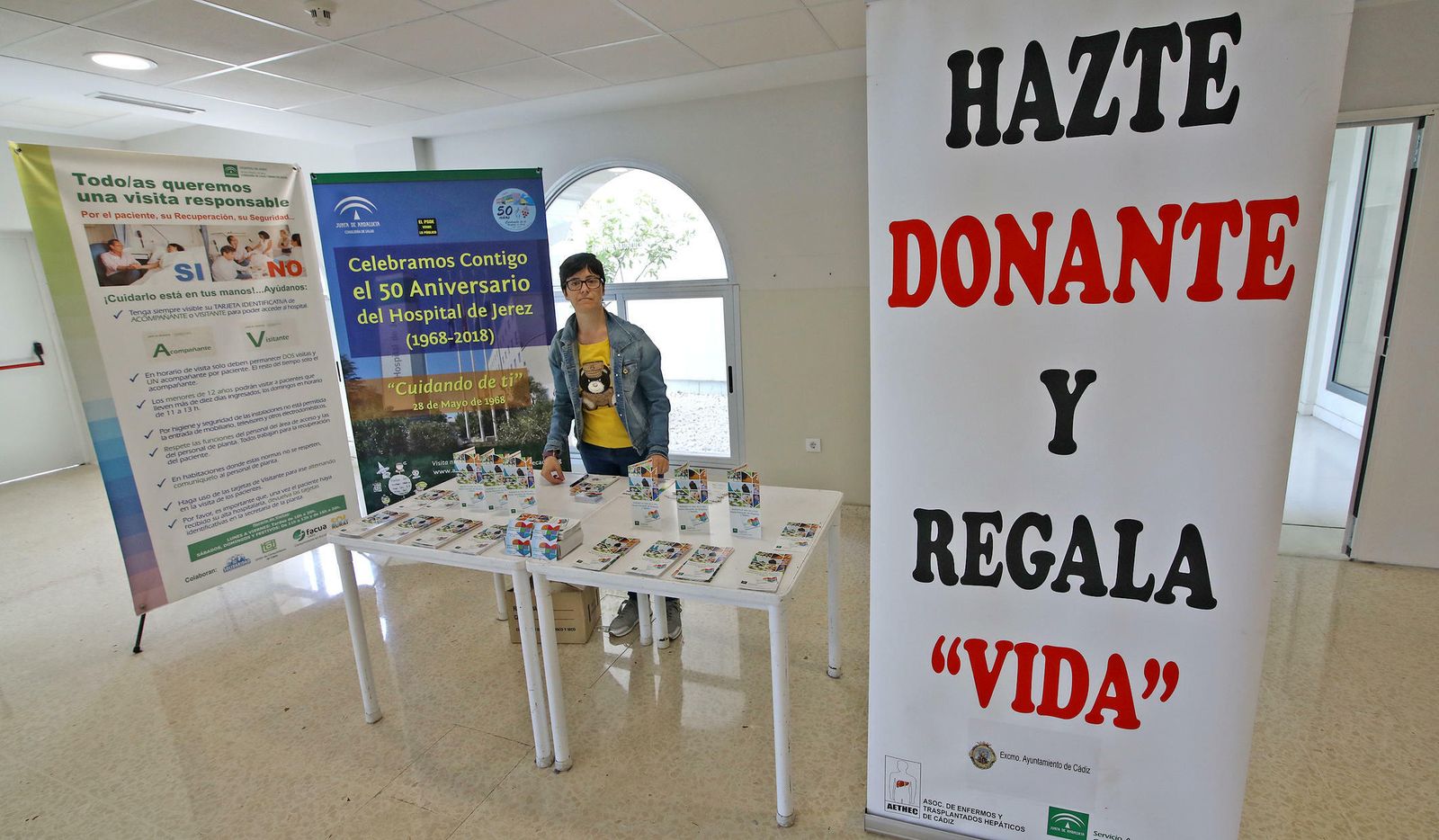 Mesa informativa instalada este miércoles en el hospital de Jerez.