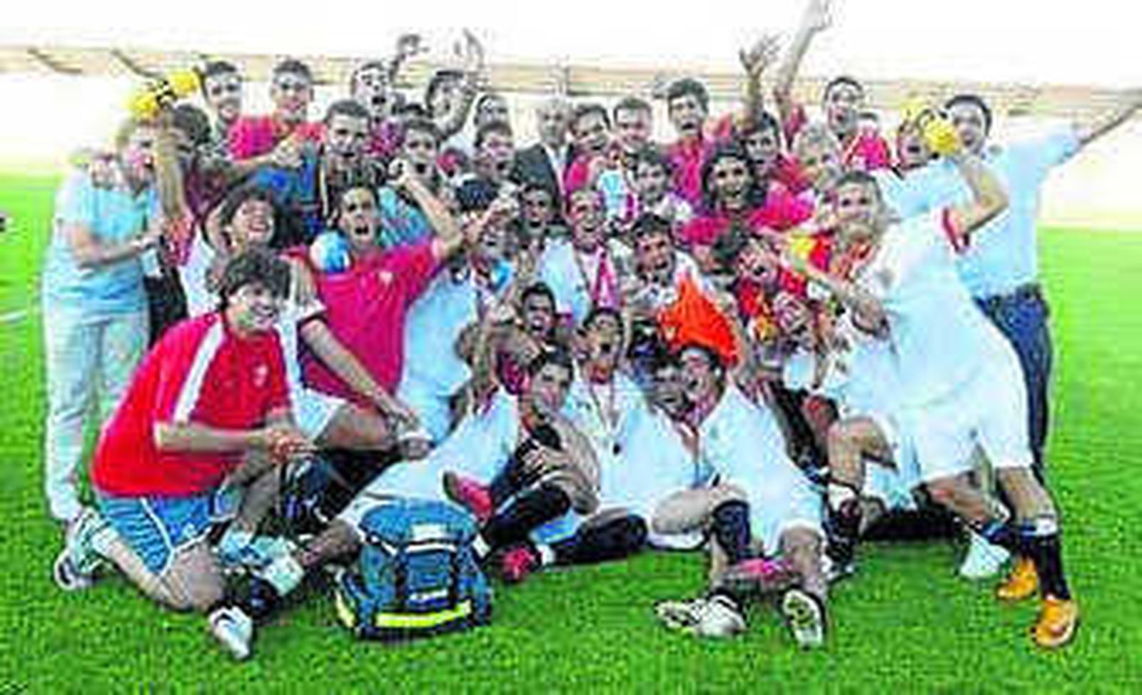 El Sevilla juvenil de 2008 celebra la Copa de Rey en El Montecillo.
