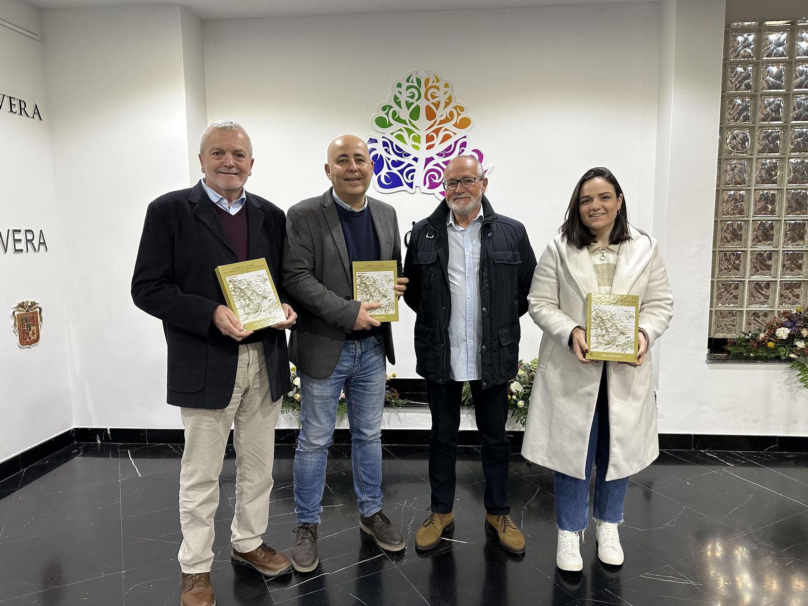 El equipo de Gobierno acompañó al autor durante la presentación en el Teatro Villa