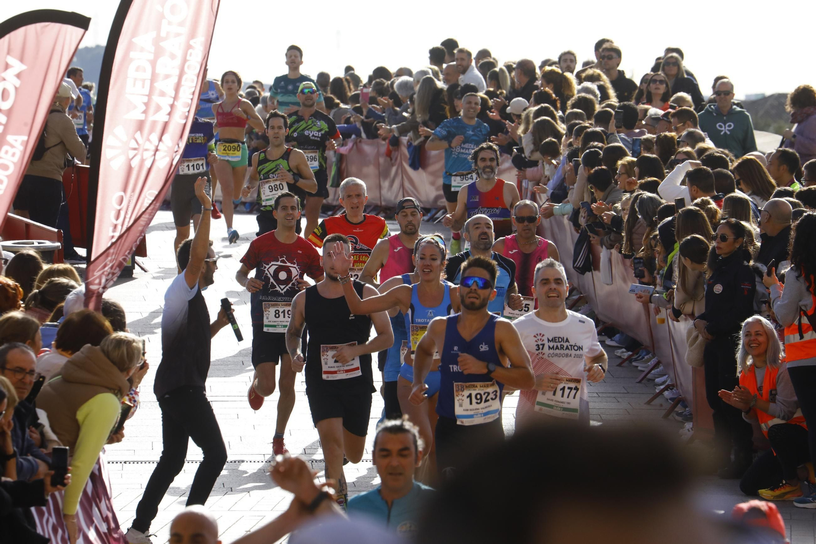 La gloria de cruzar la Puerta del Puente: las fotos de la línea de meta de la Media Maratón de Córdoba 2024