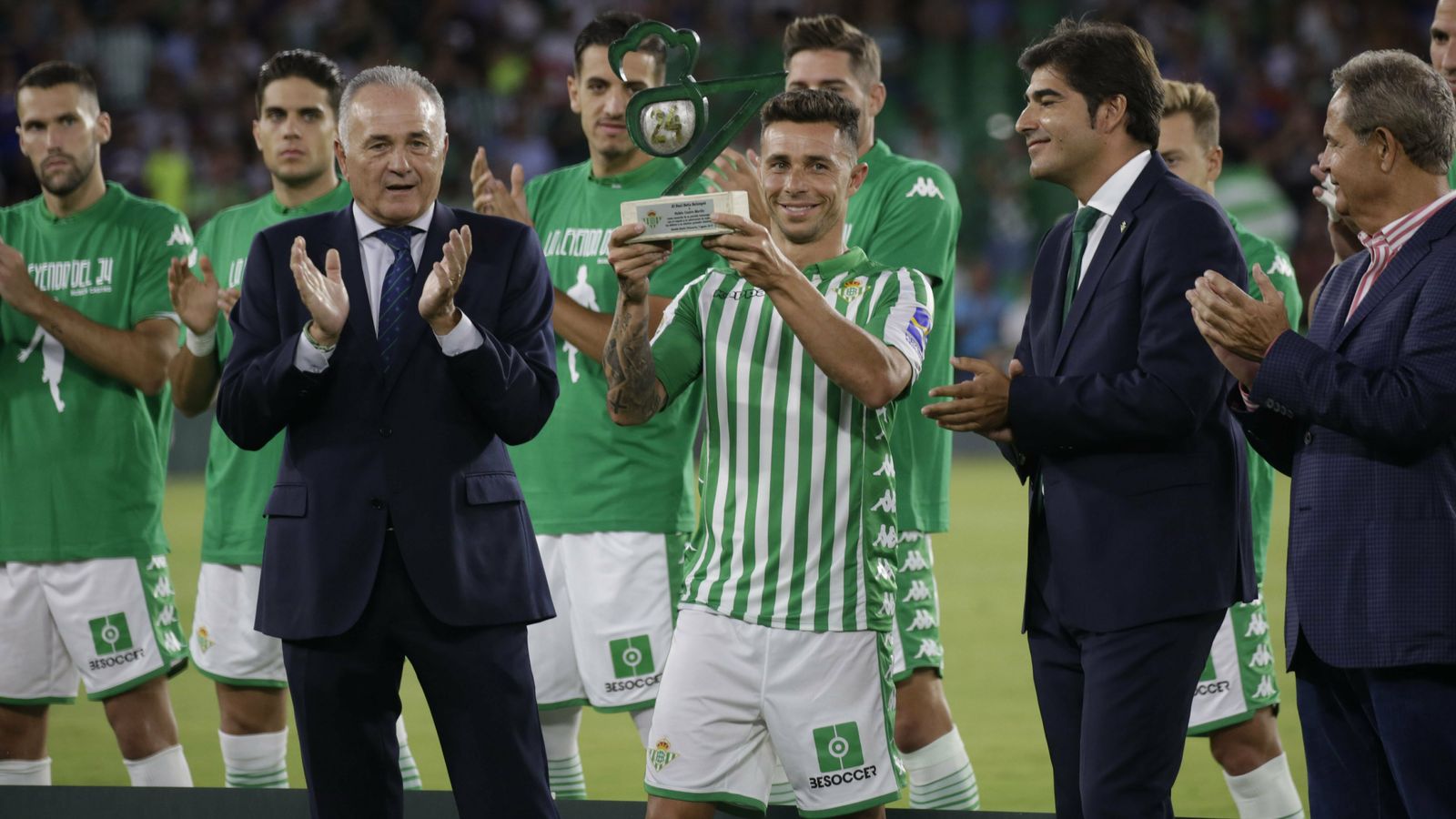 Rubén Castro levanta el recuerdo que le entregó el Betis.