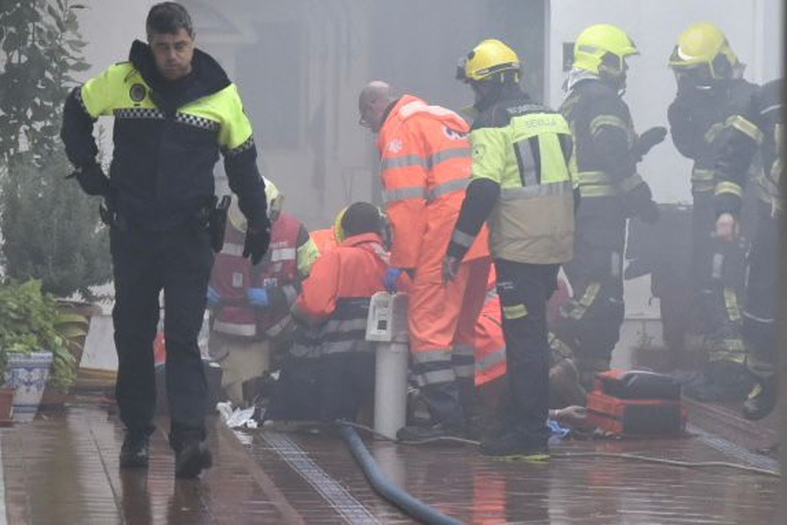 Policías y bomberos en el incendio de Triana.