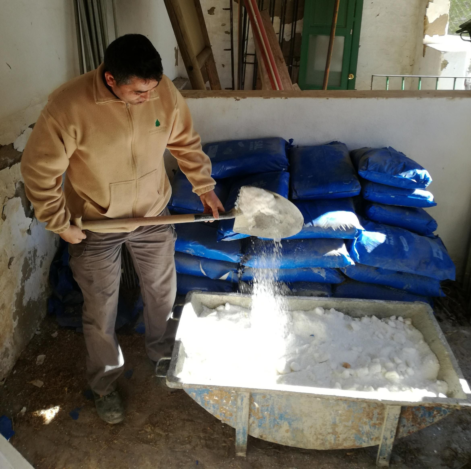 Un empleado municipal de Grazalema hace acopio de sal.