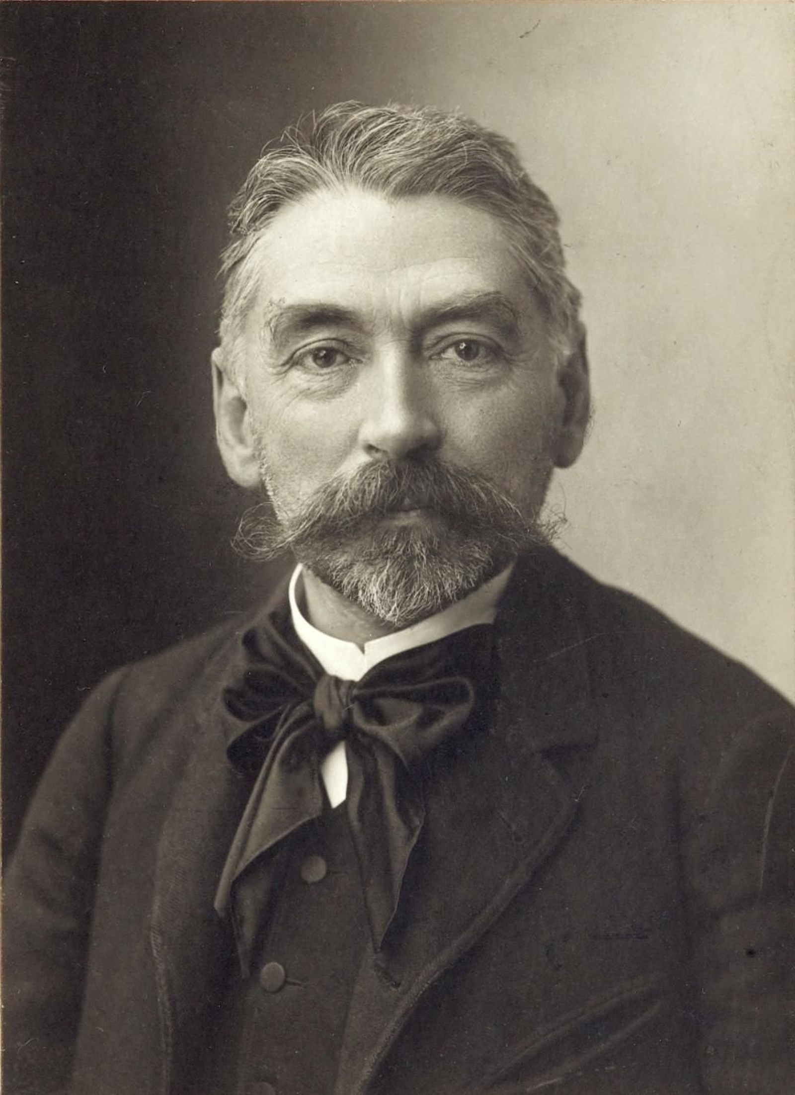 Fotografía antigua de Stéphane Mallarmé.
