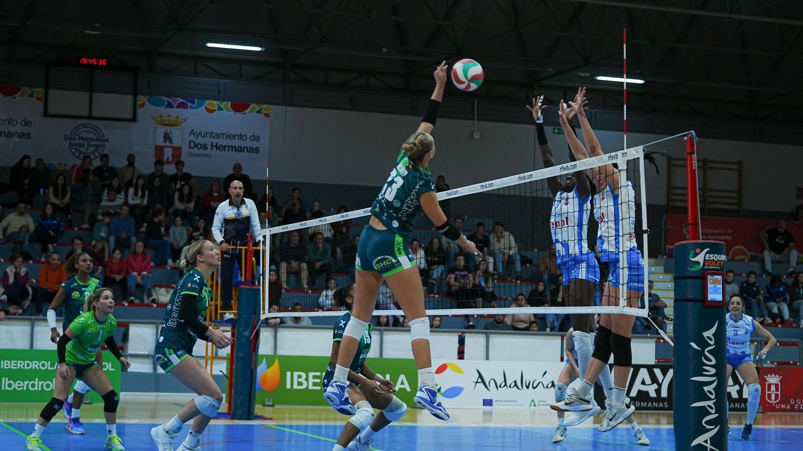 Kayla Henley efectúa un remate ante el bloqueo del Arenal Emevé.