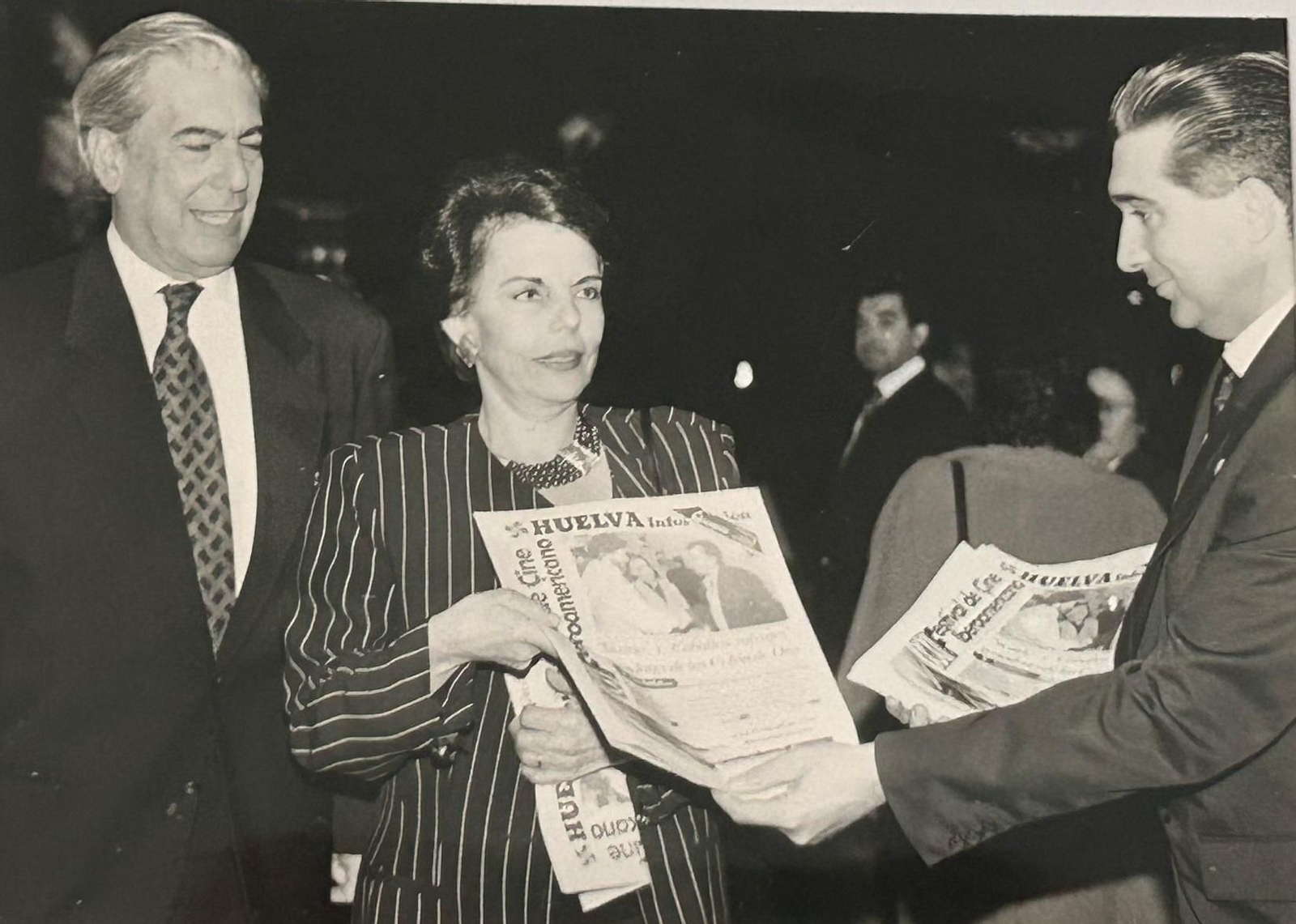 Las mejores imágenes del paso de Mario Vargas Llosa por Huelva en 1995, cuando fue presidente del jurado del Festival de Cine Iberoamericano